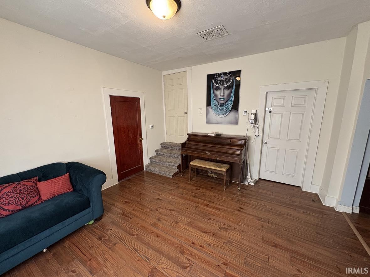 Photo 8 of 607 W Jefferson Street