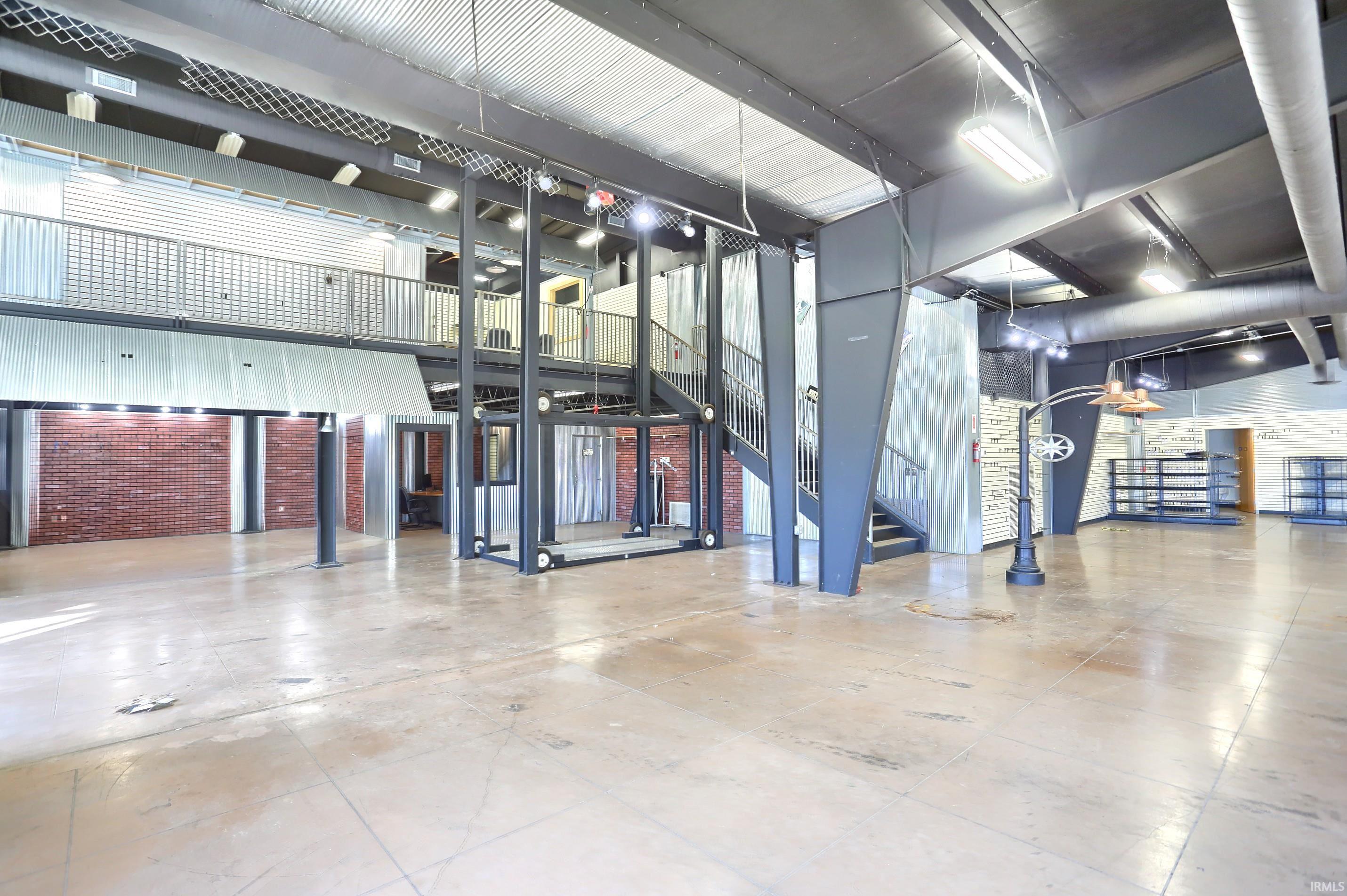 Miscellaneous room with a high ceiling