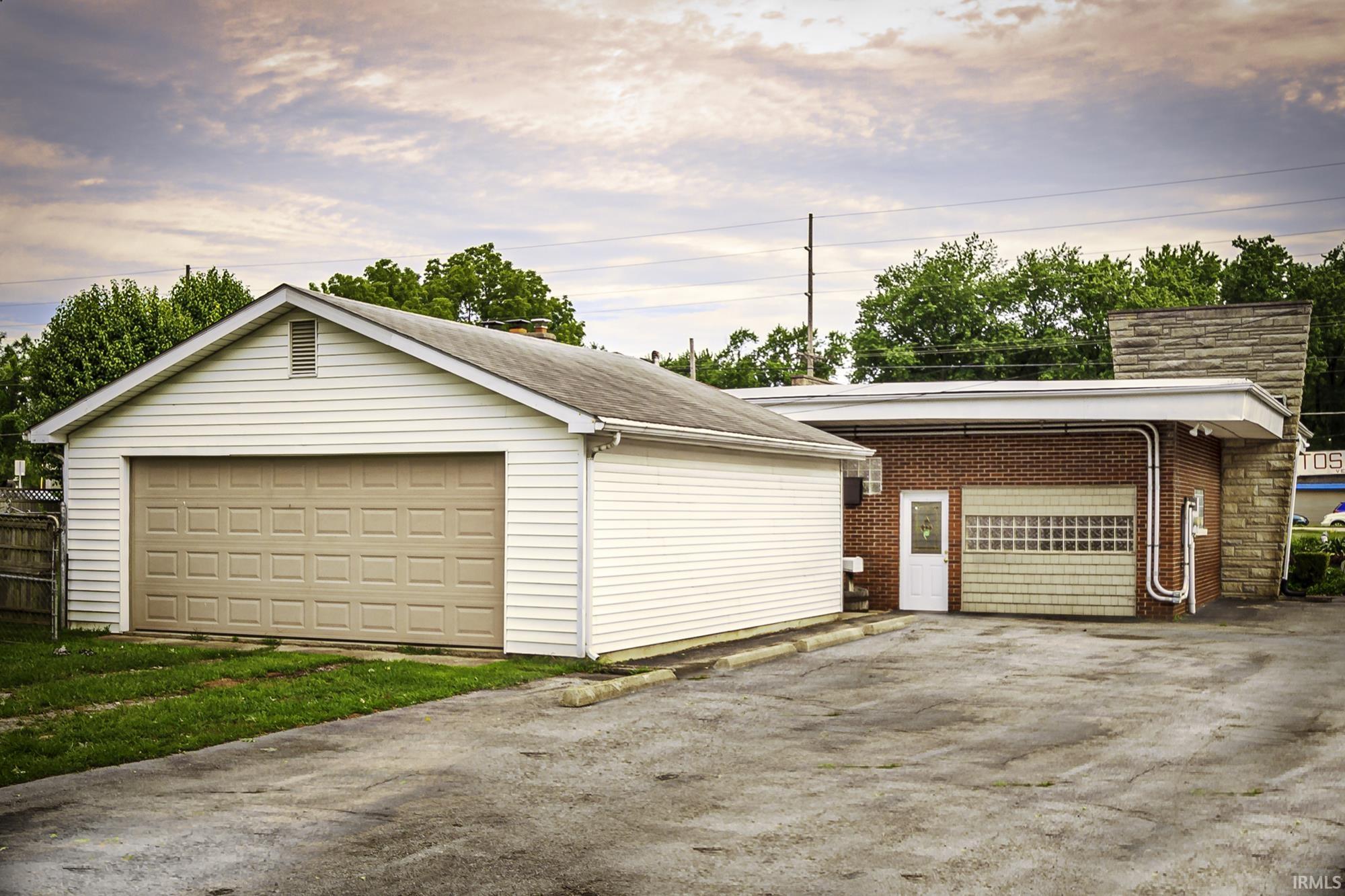 Photo 2 of 207 W Lincoln Highway