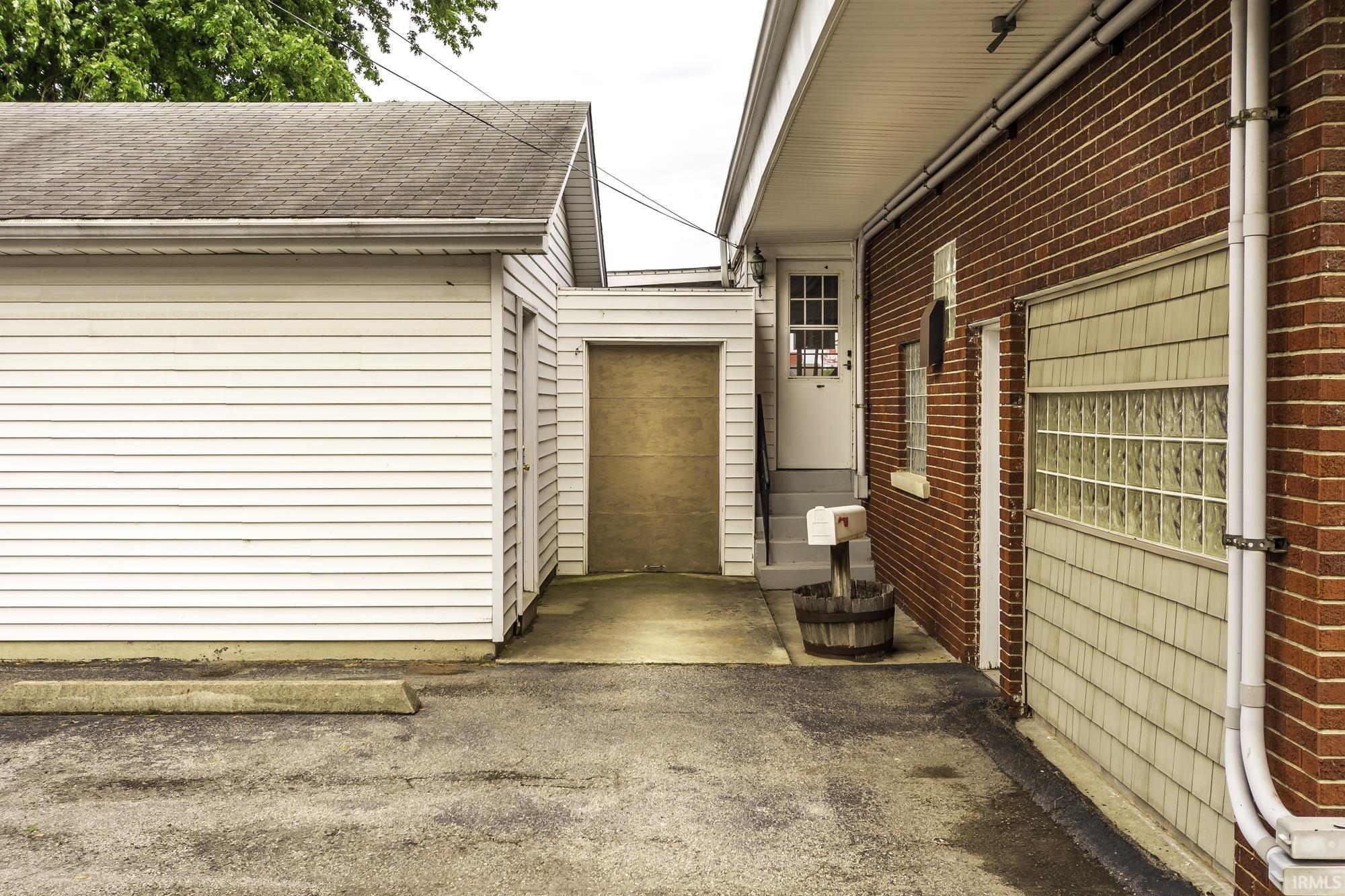 Photo 3 of 207 W Lincoln Highway