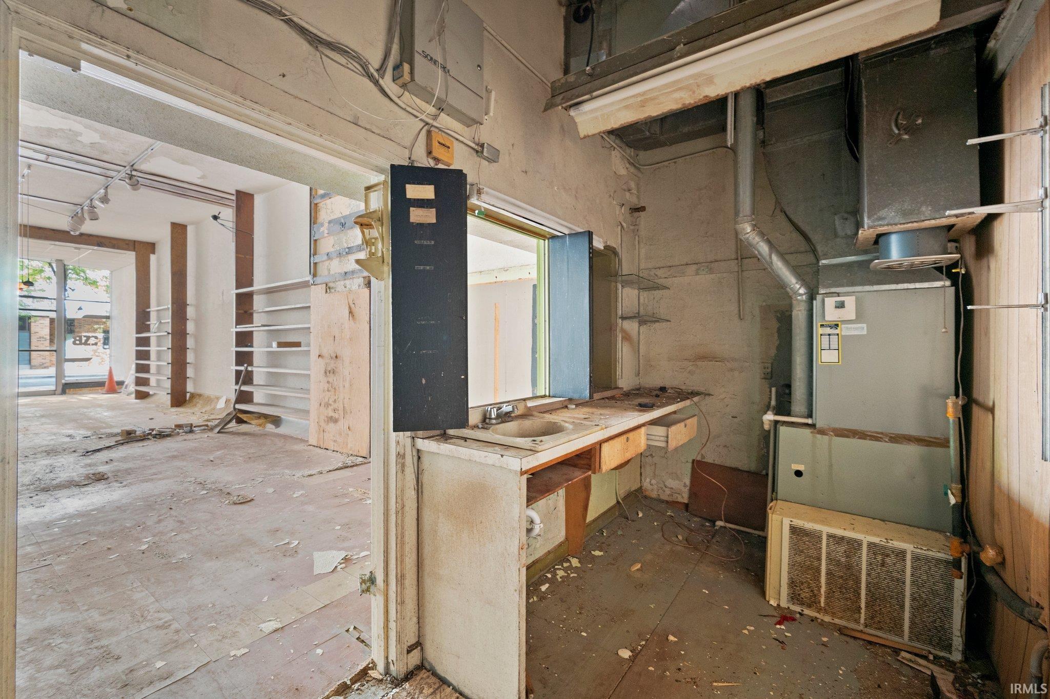 Miscellaneous room with heating unit