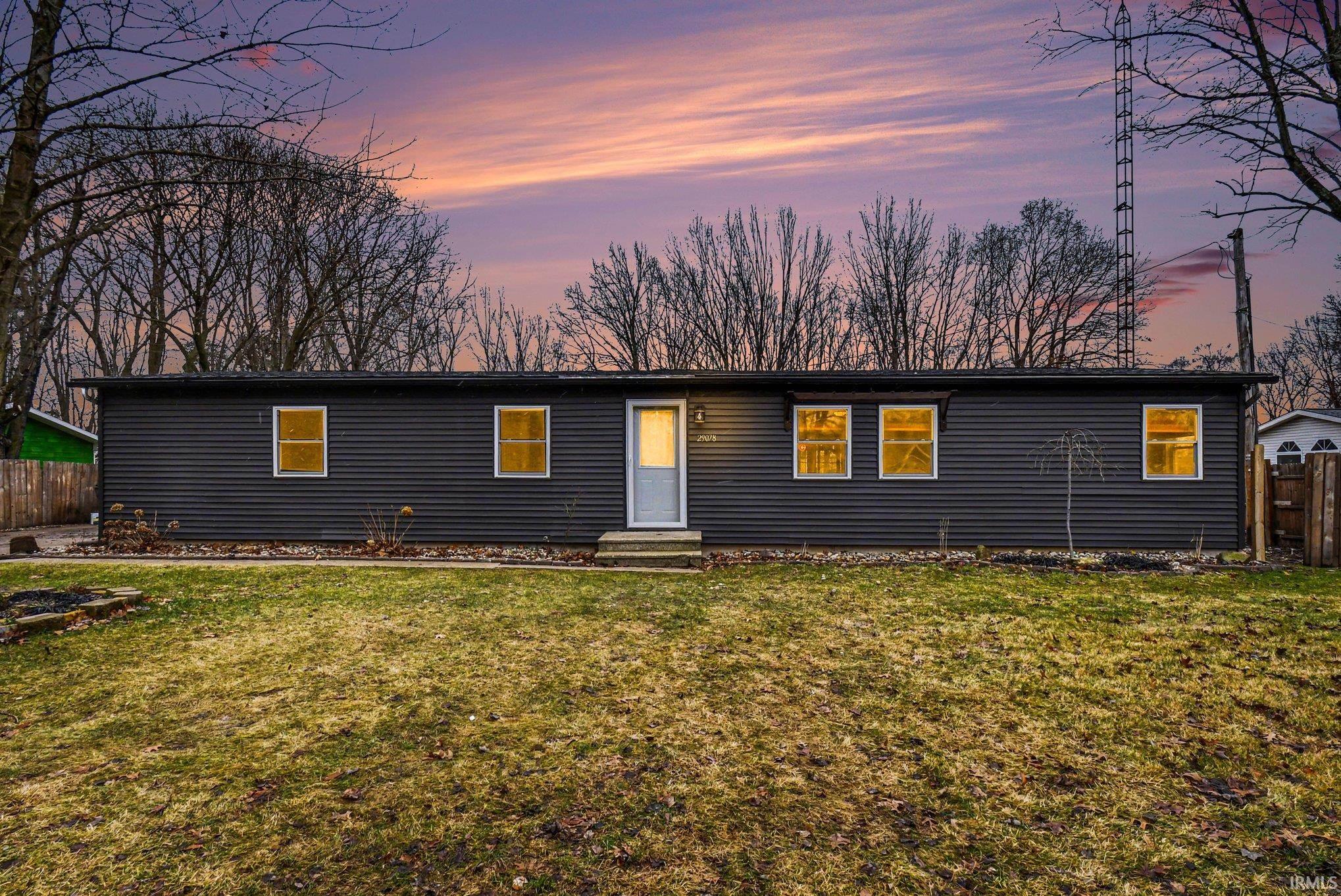 Ranch-style house with entry steps