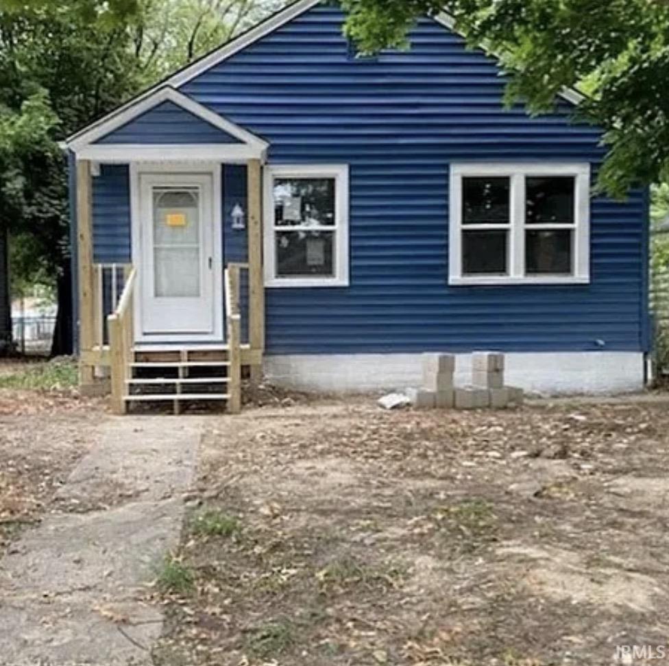 View of front of home with entry steps