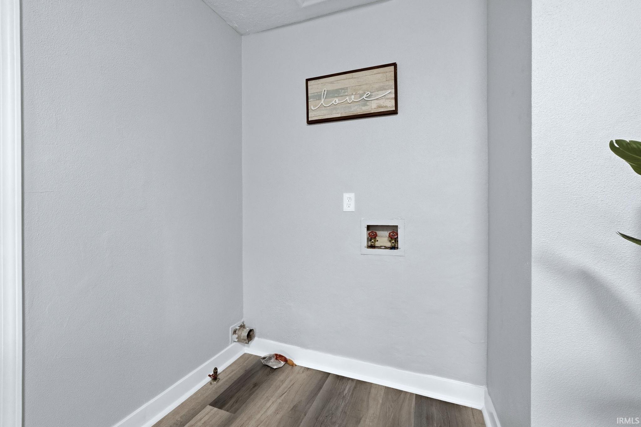 Laundry room with washer hookup, dark wood-style flooring, hookup for a gas dryer, and a textured wall