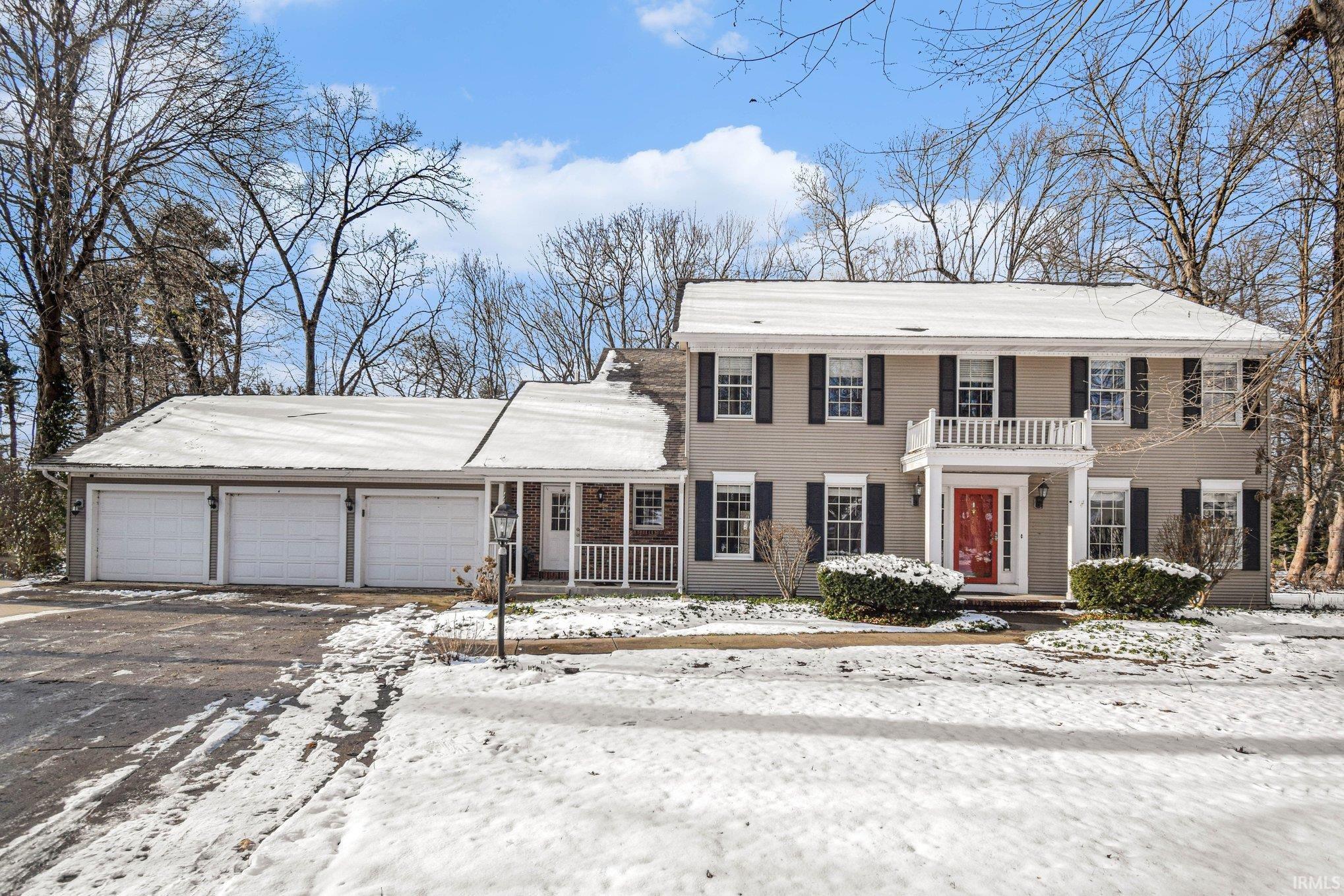 View of front facade with a garage and driveway
