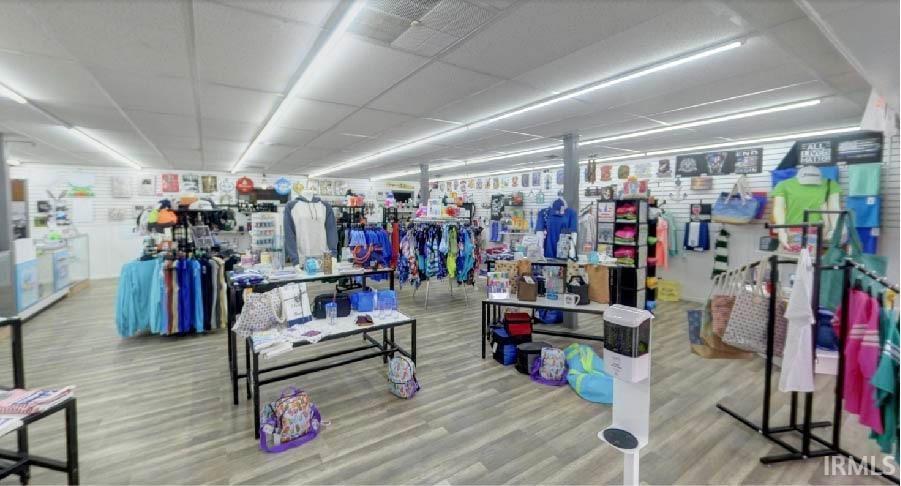 Miscellaneous room with a drop ceiling