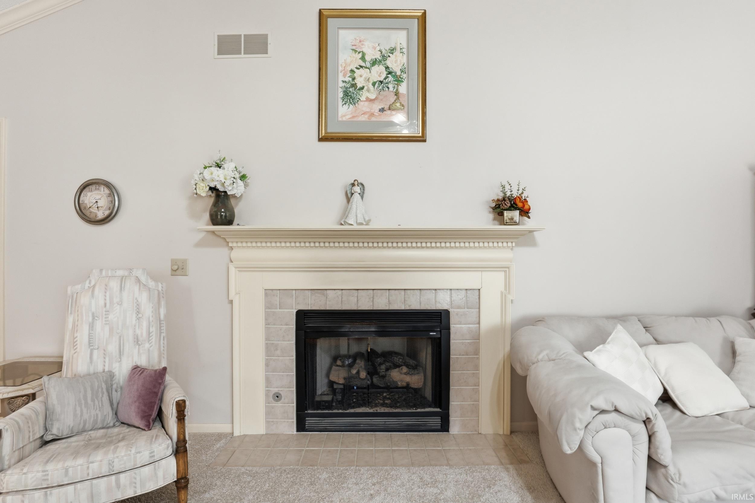Living room with a fireplace with flush hearth