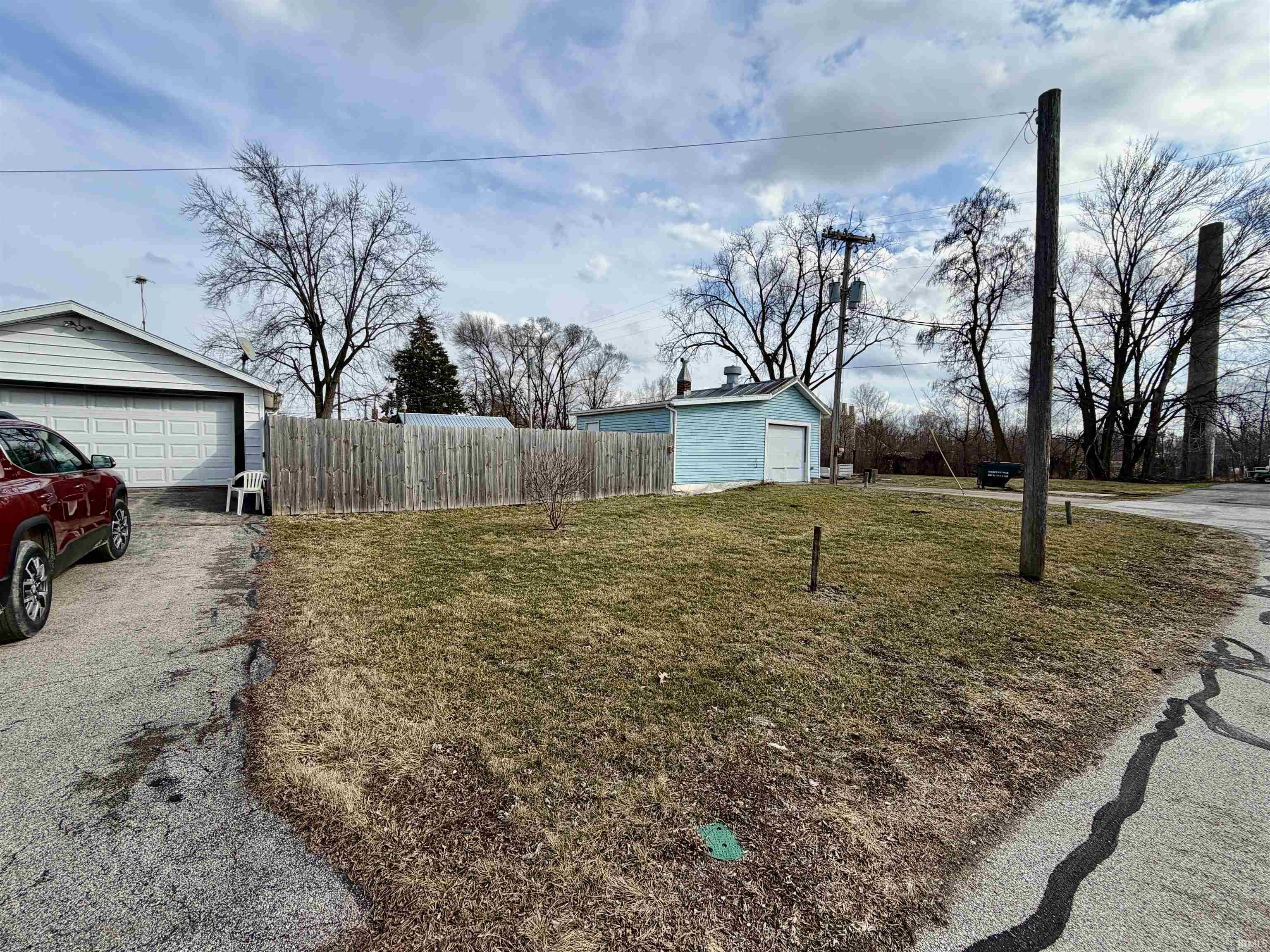 View of yard featuring an outdoor structure and a detached garage