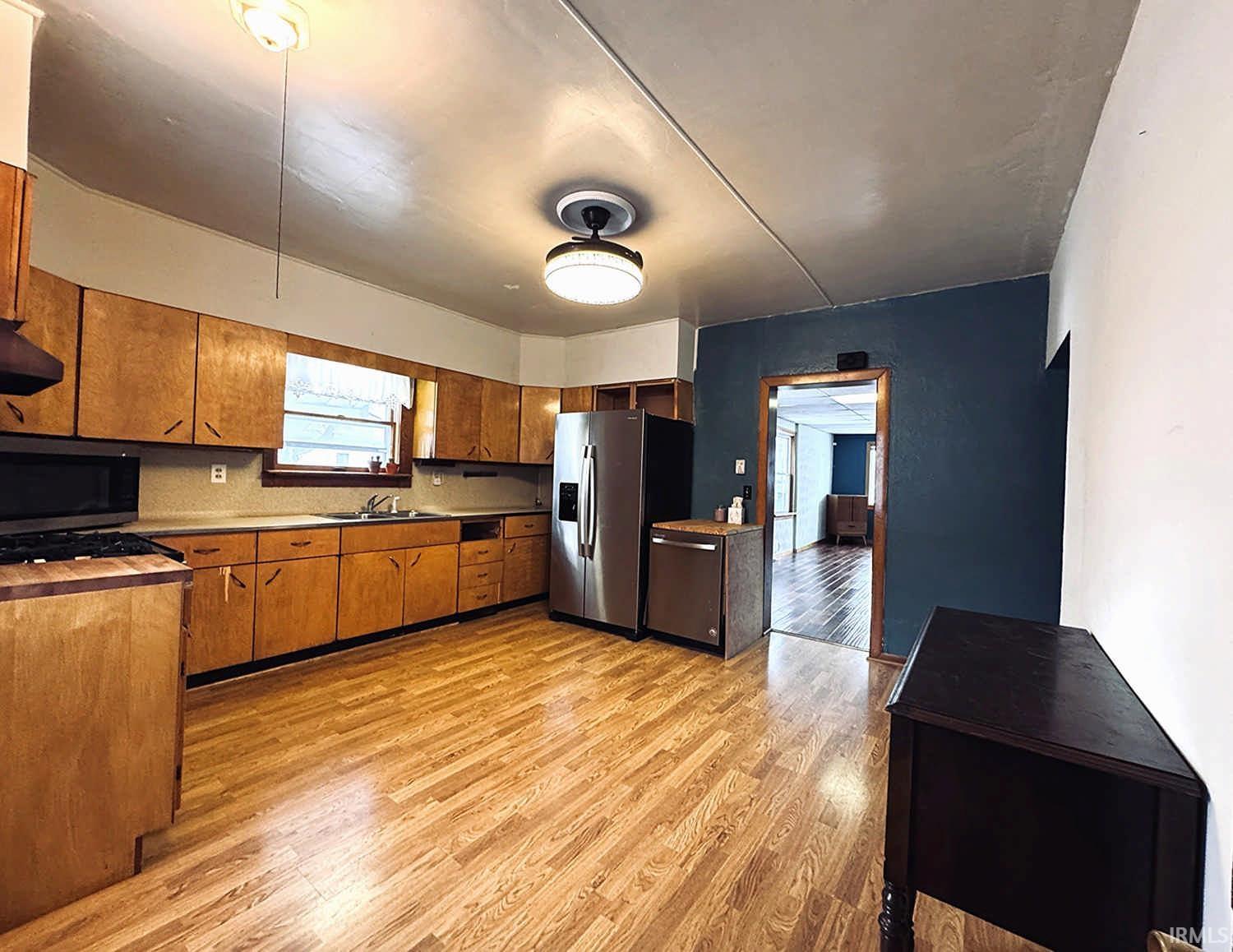 Picture is taken from the extra room. A huge island would be perfect for storage and seating.