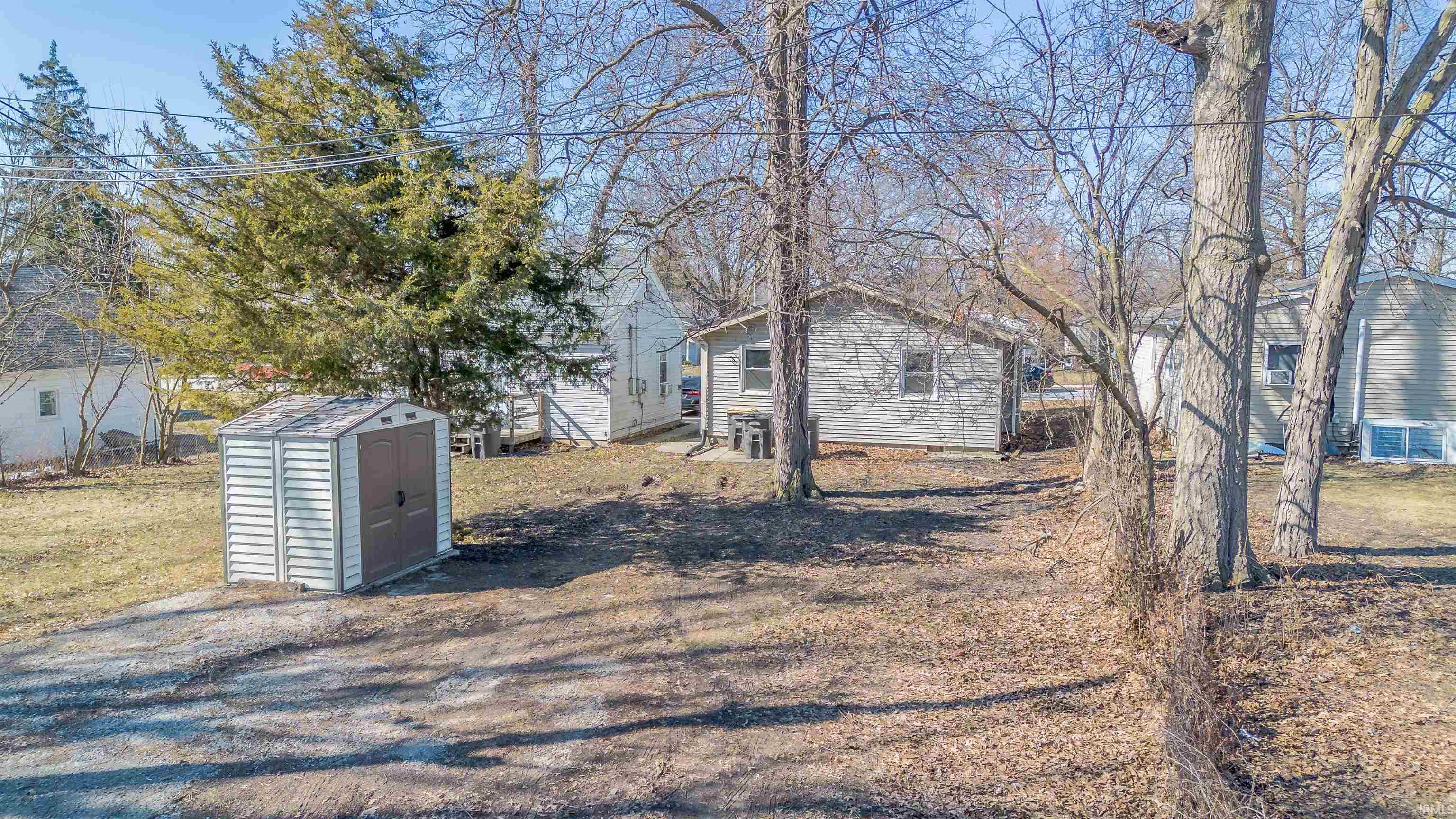 View of yard featuring a shed