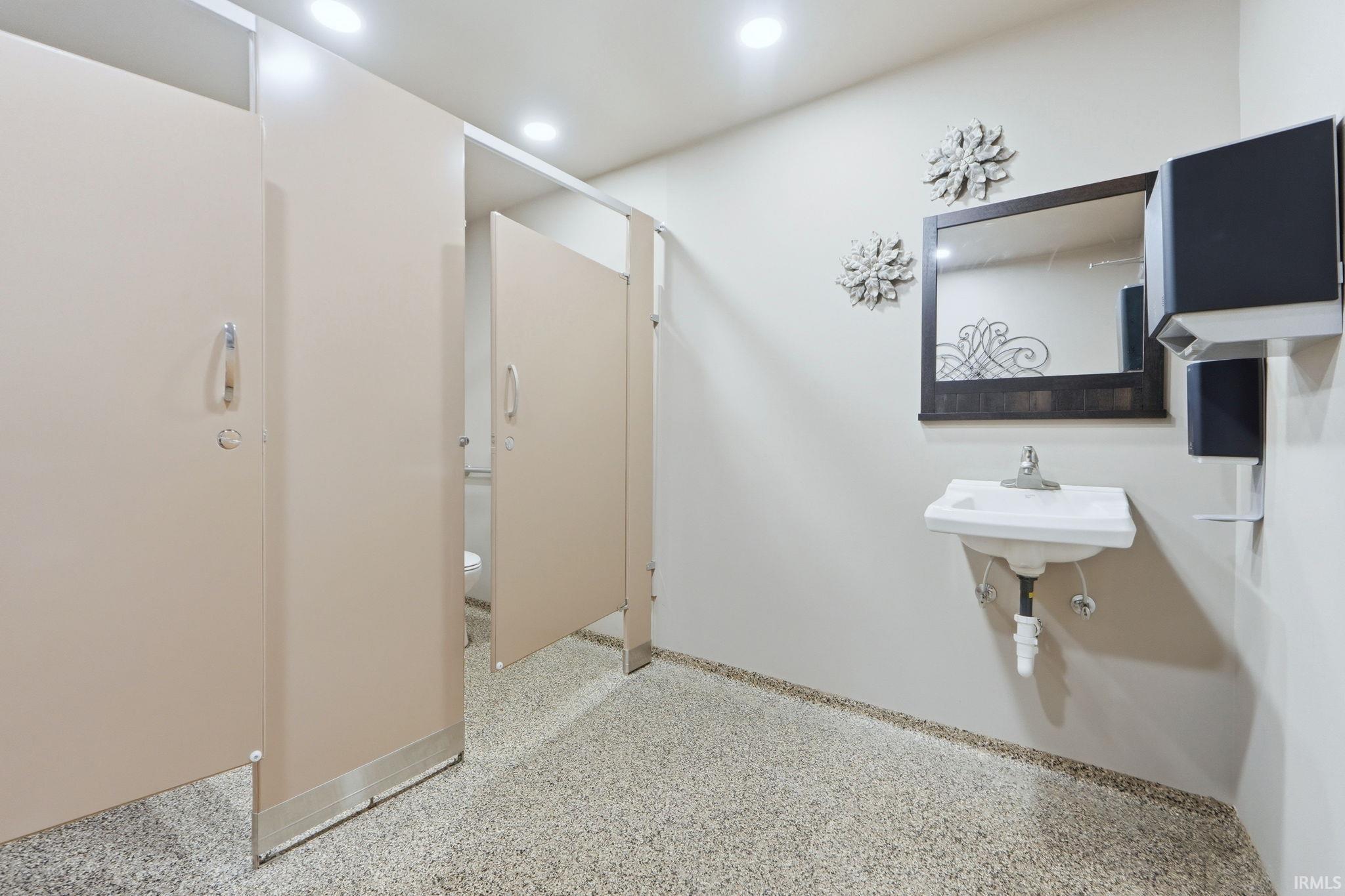 Photo 31 of 202 W Whitley Street