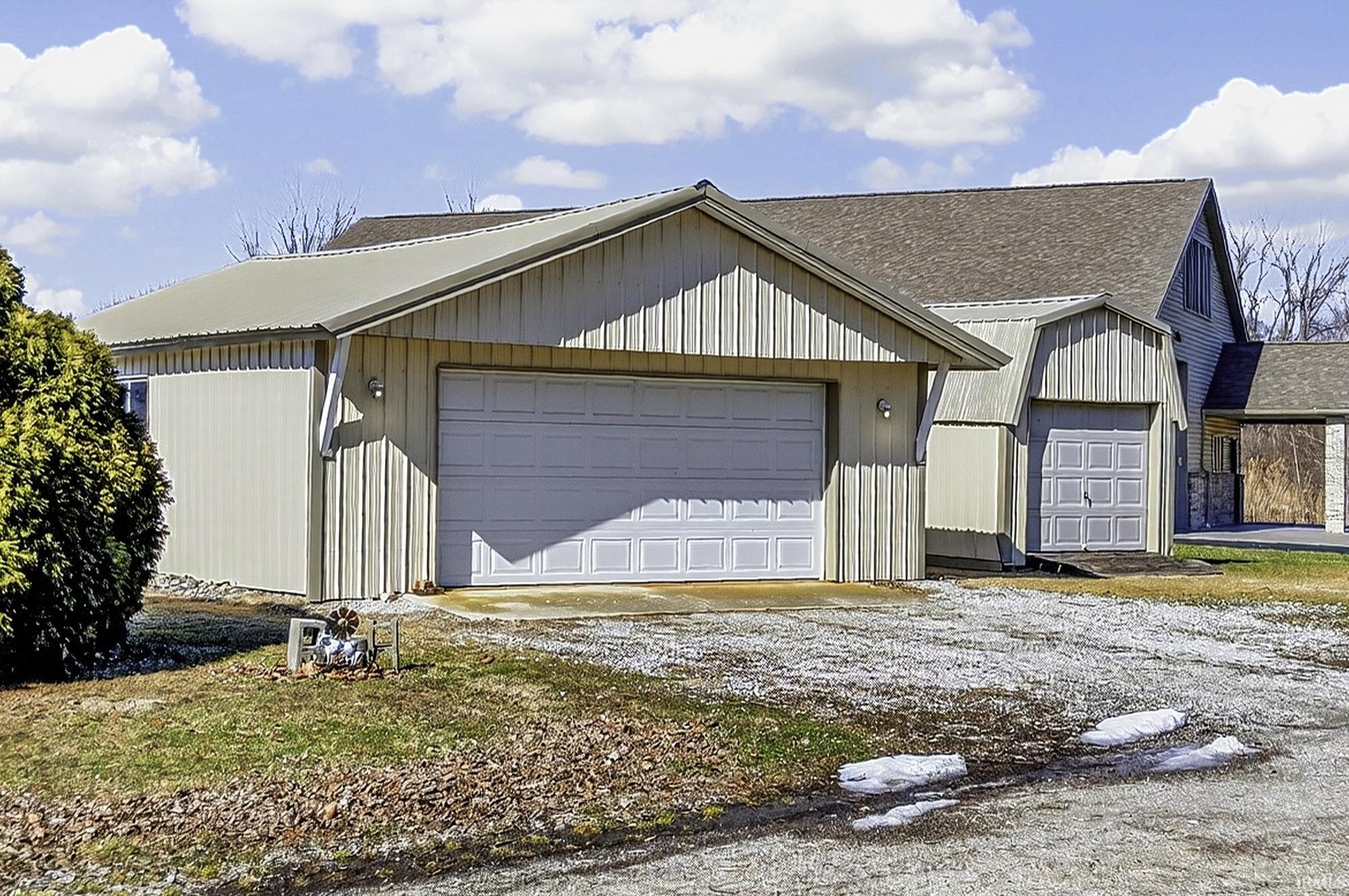 Photo 4 of 47 E Ireland Drive