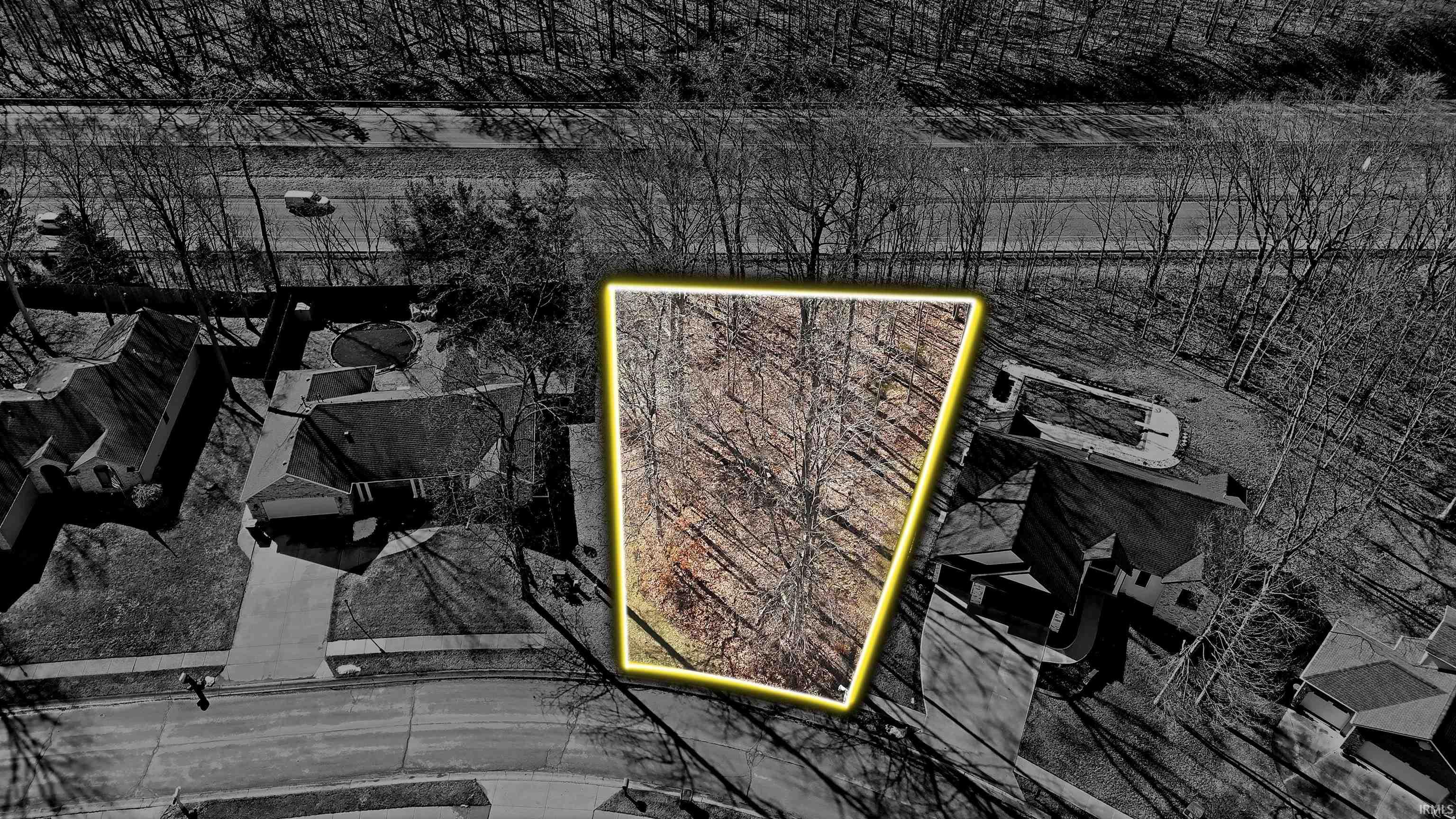 Aerial view of residential area featuring property parcel outlined