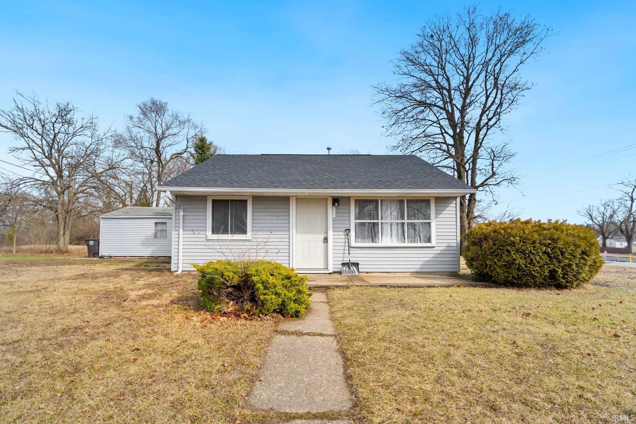 Bungalow featuring a front yard and a shingled roof