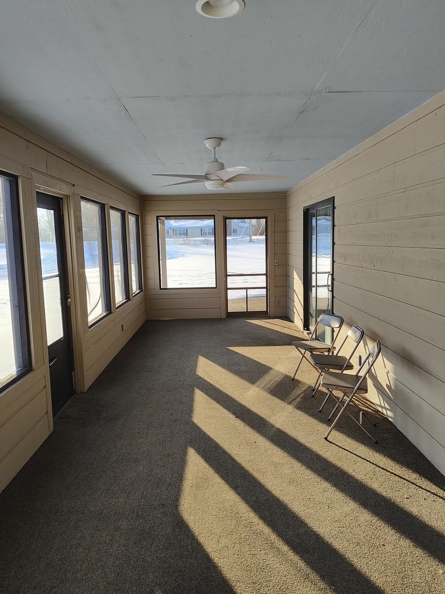 Unfurnished sunroom with a ceiling fan