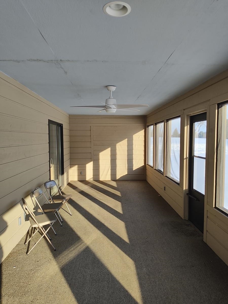 Sunroom with ceiling fan
