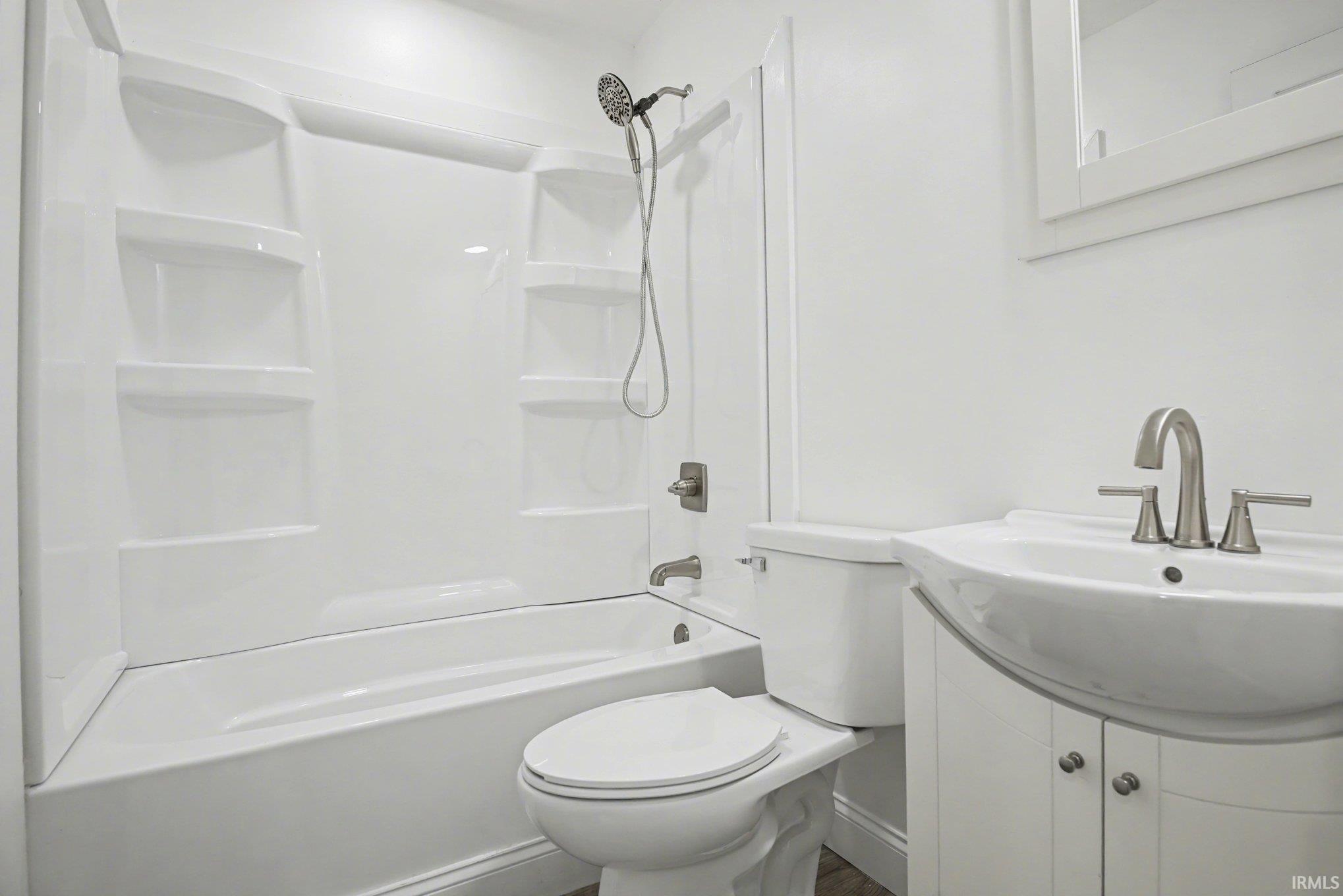 Full bath with vanity and washtub / shower combination