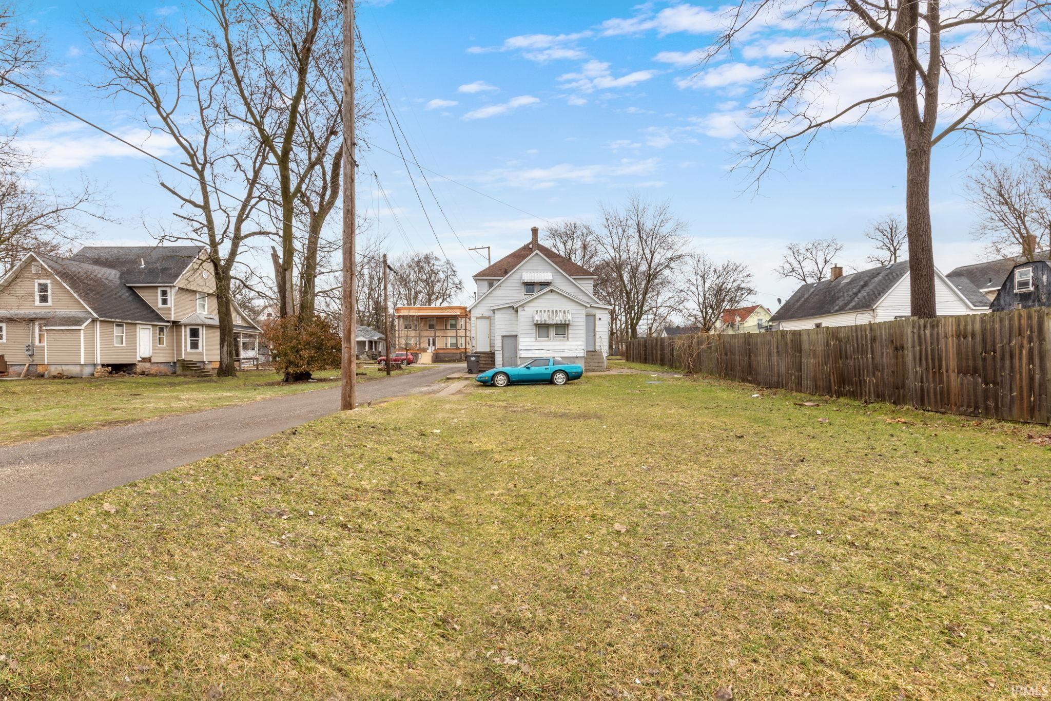 View of yard with a residential view