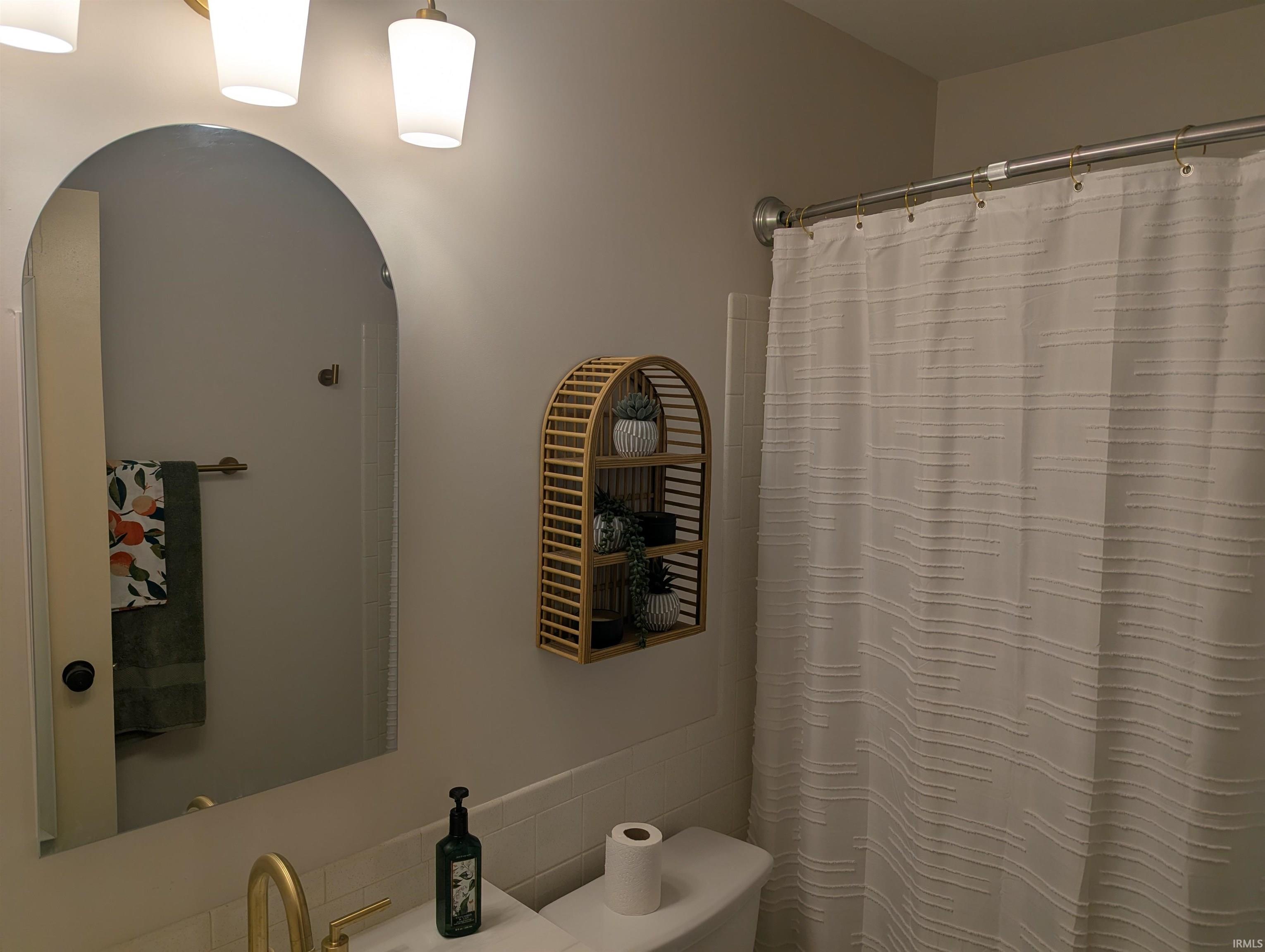 Full bath with curtained shower and vanity