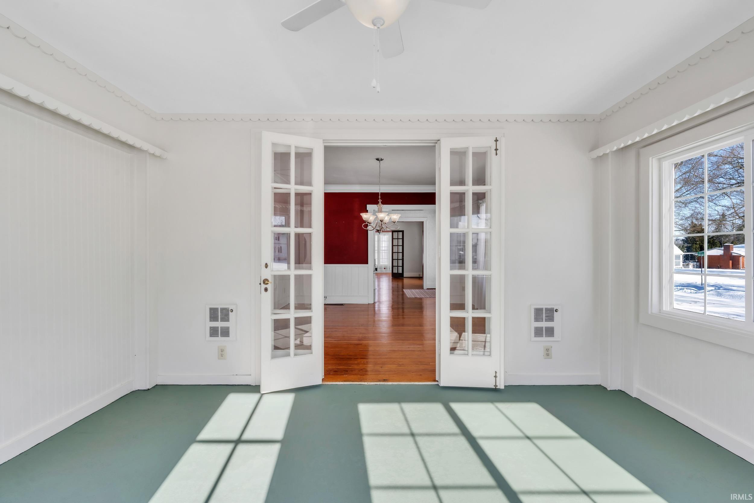 Empty room featuring ceiling fan