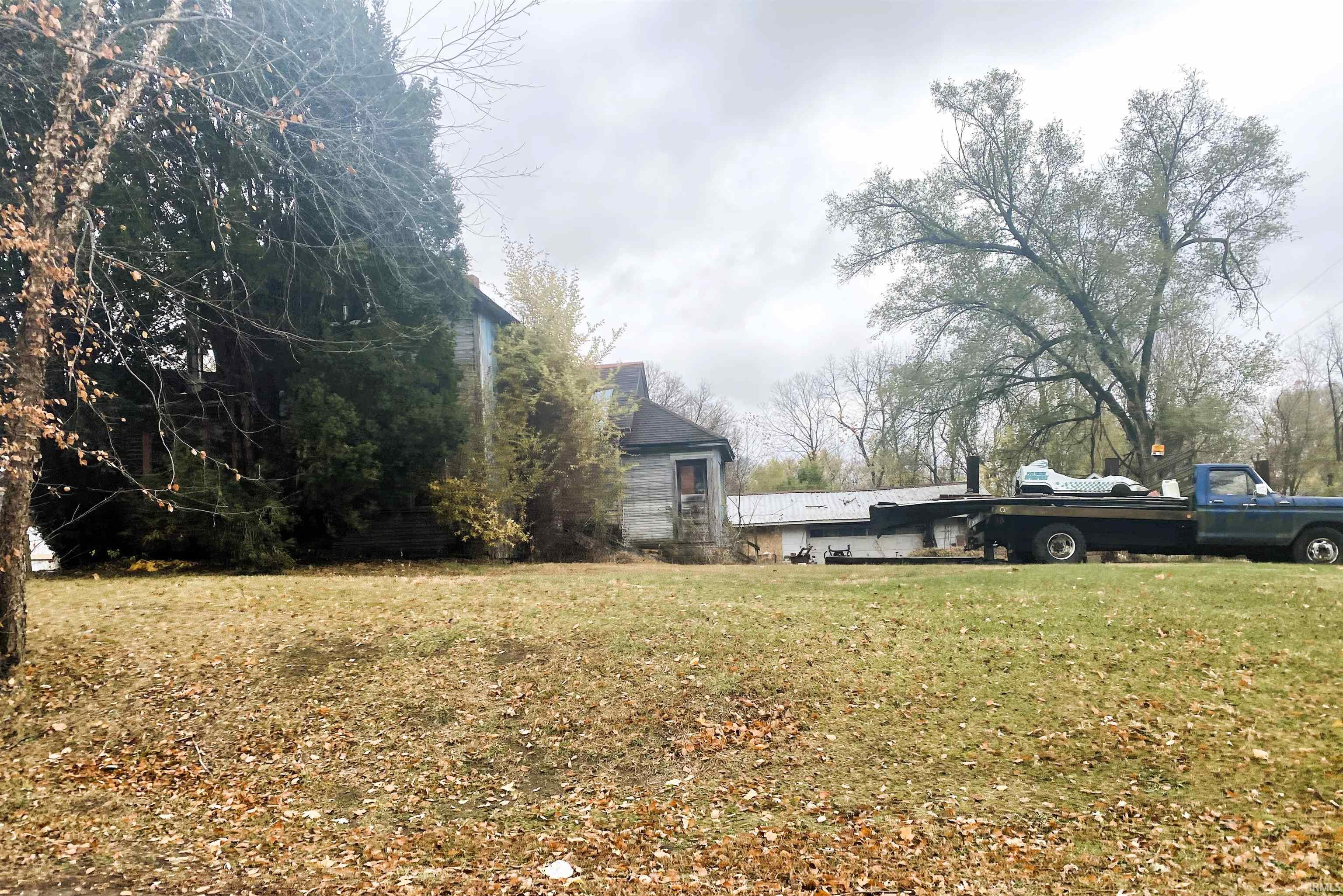 View of grassy yard