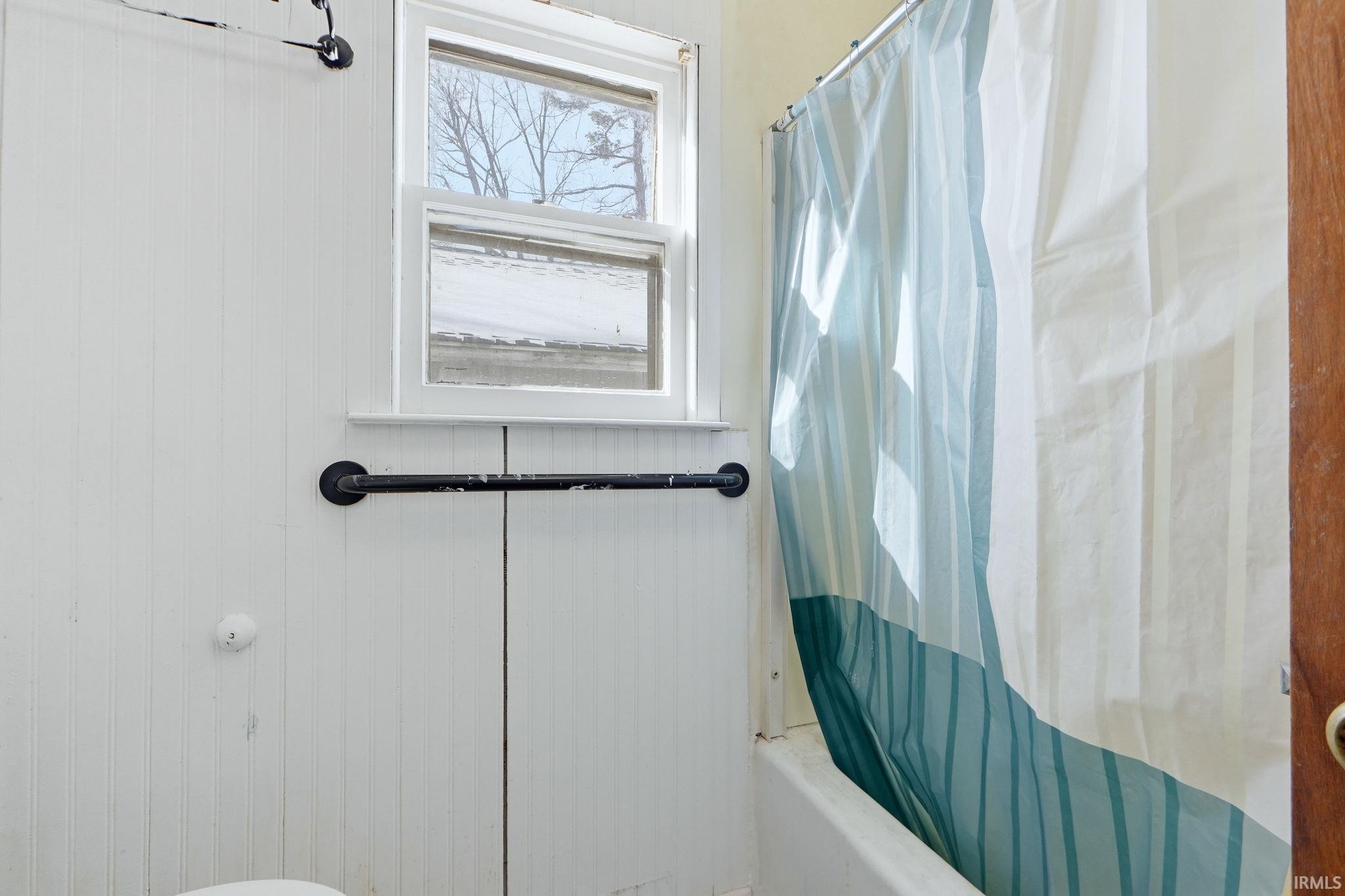 Bathroom with shower / tub combo with curtain