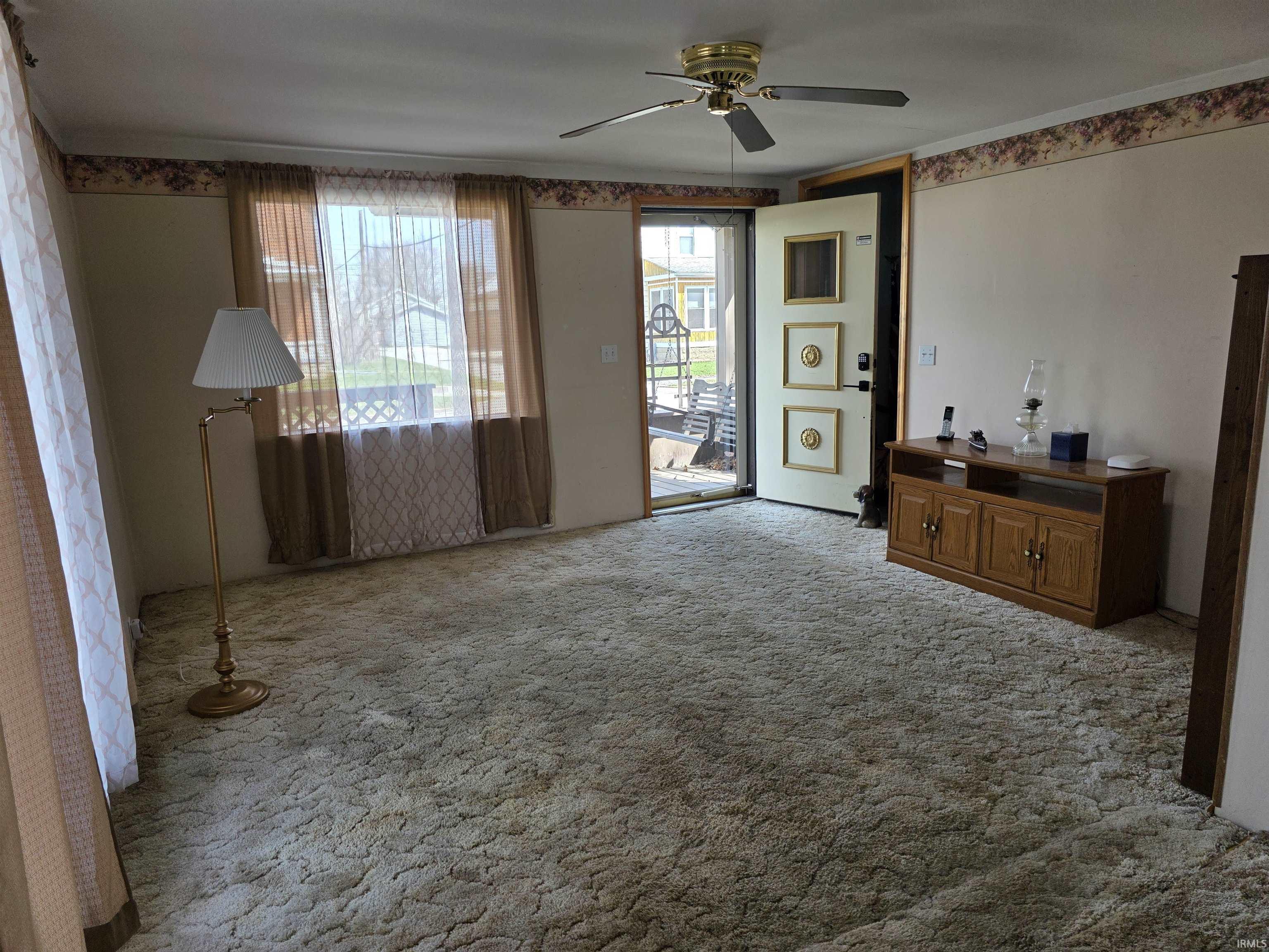 Carpeted empty room with a ceiling fan