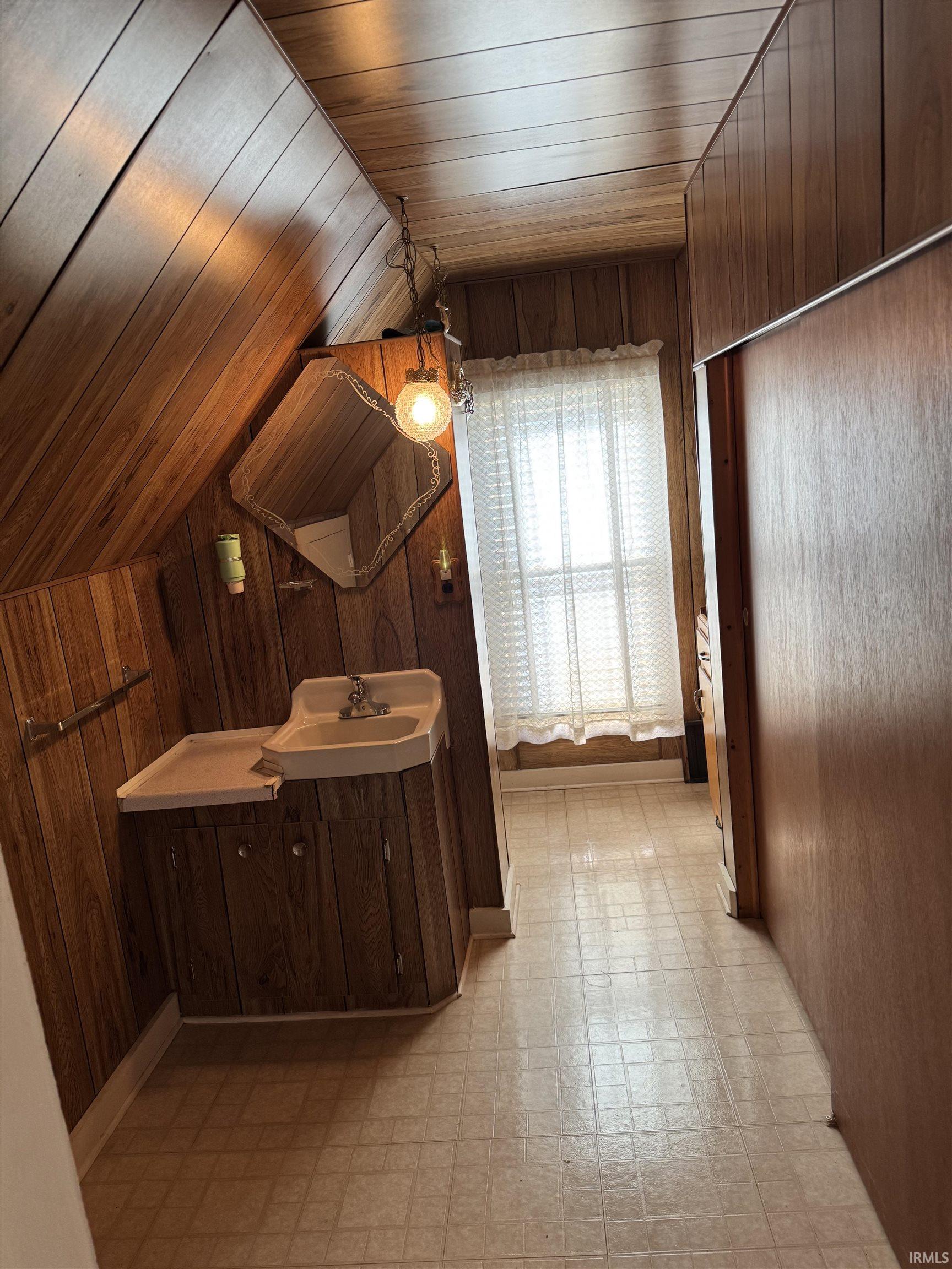 Photo 15 of 672 E Franklin Street