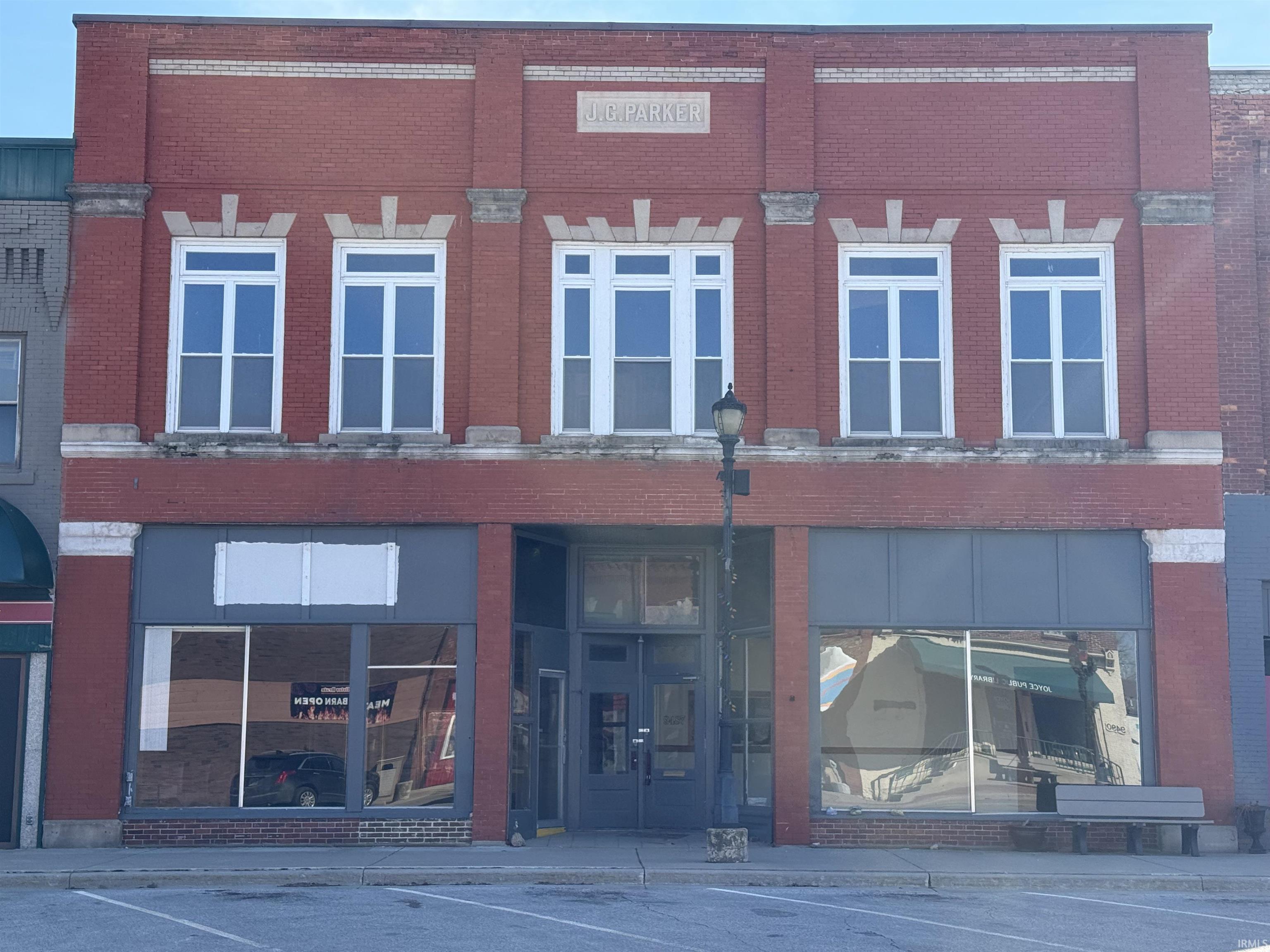 View of commercial location with uncovered parking