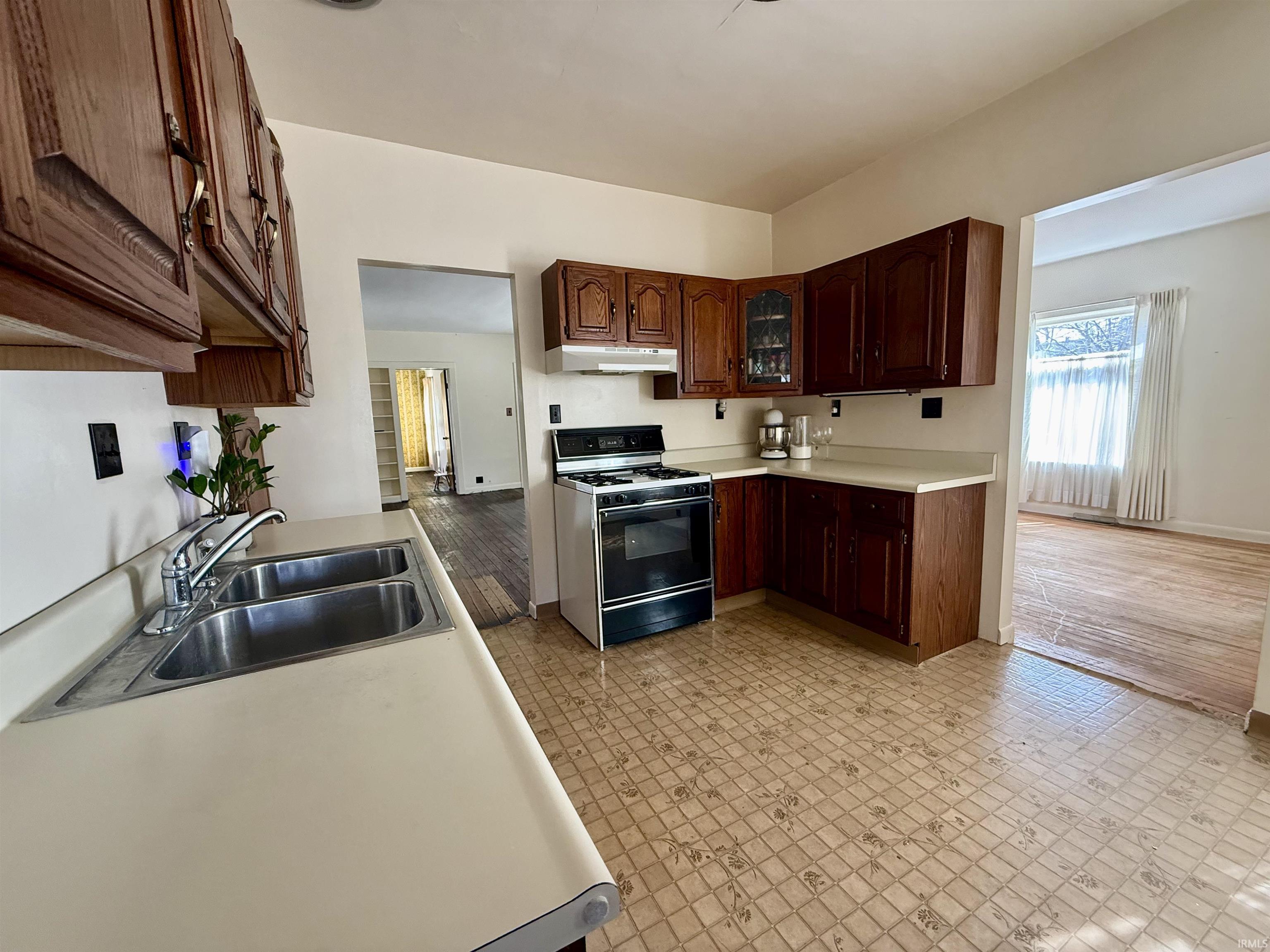 Photo 13 of 102 Stitt Street