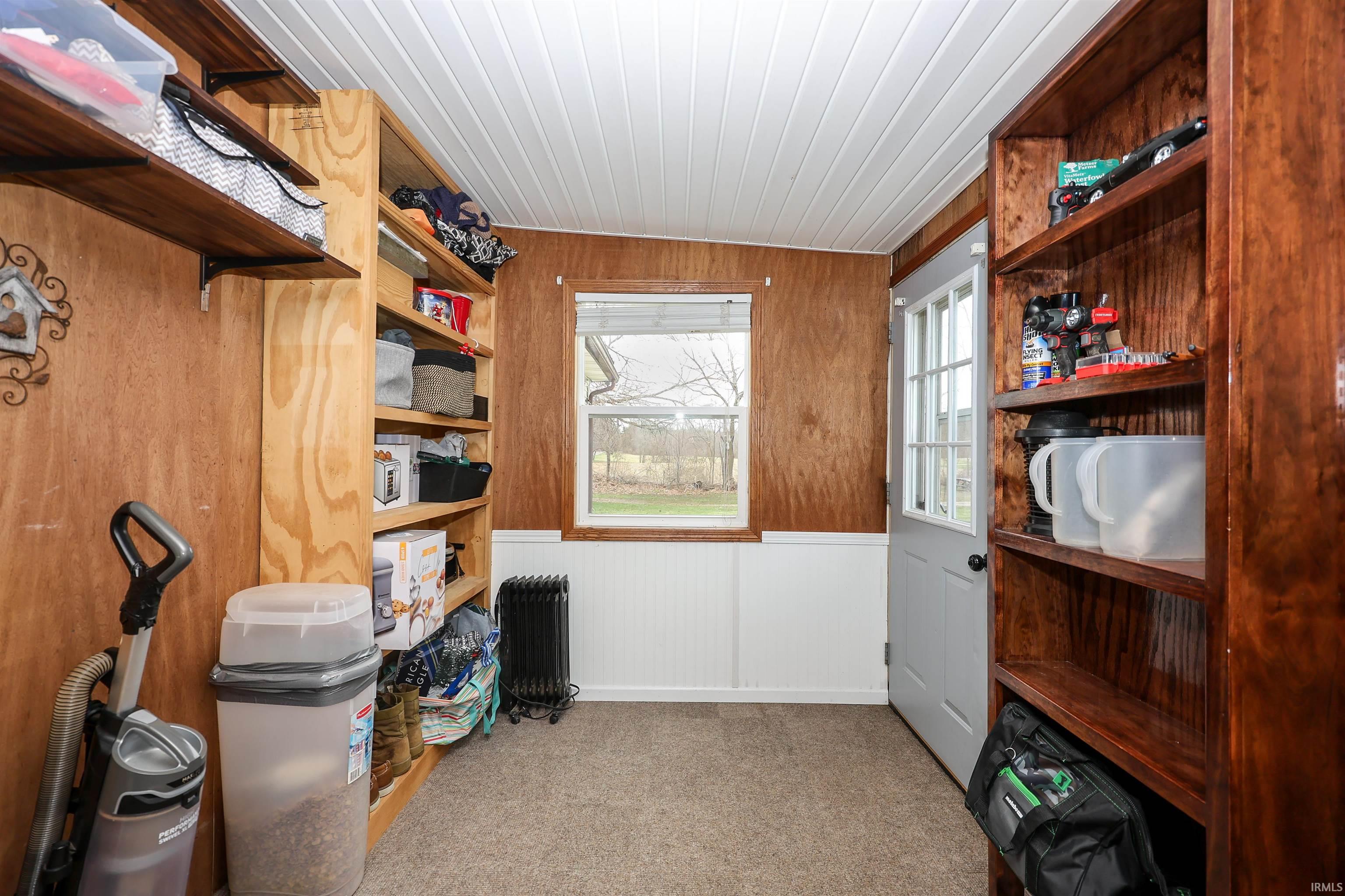 Storage with radiator heating unit