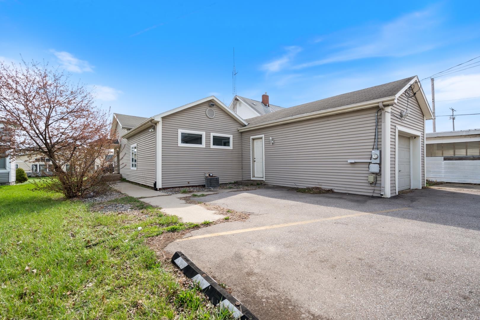 Photo 24 of 310 S Detroit Street