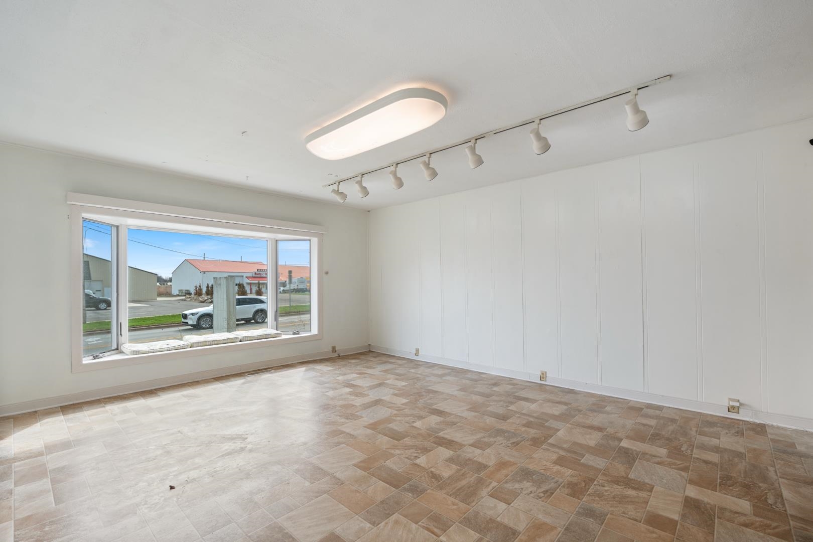 Photo 3 of 310 S Detroit Street