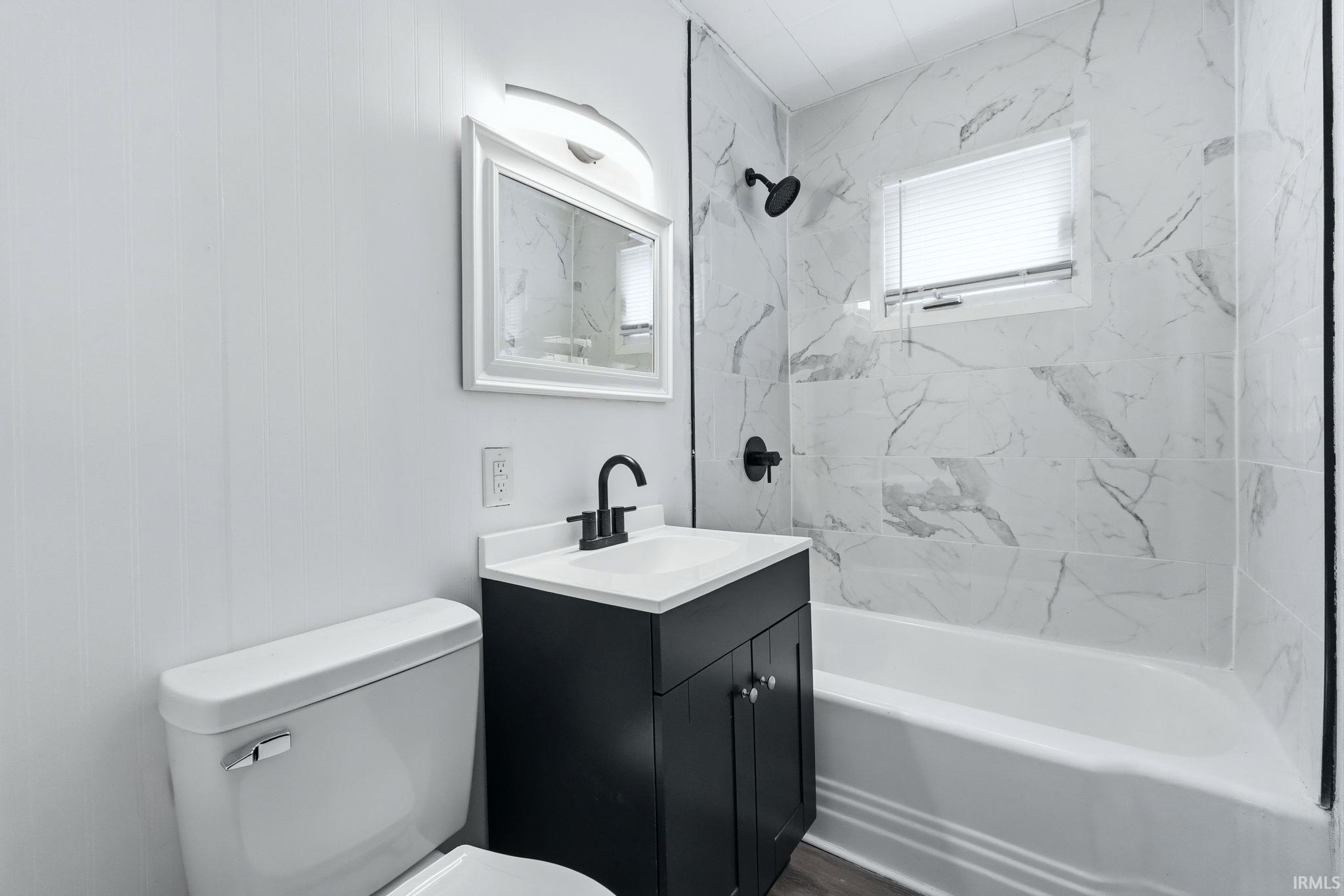 Full bath with vanity and washtub / shower combination