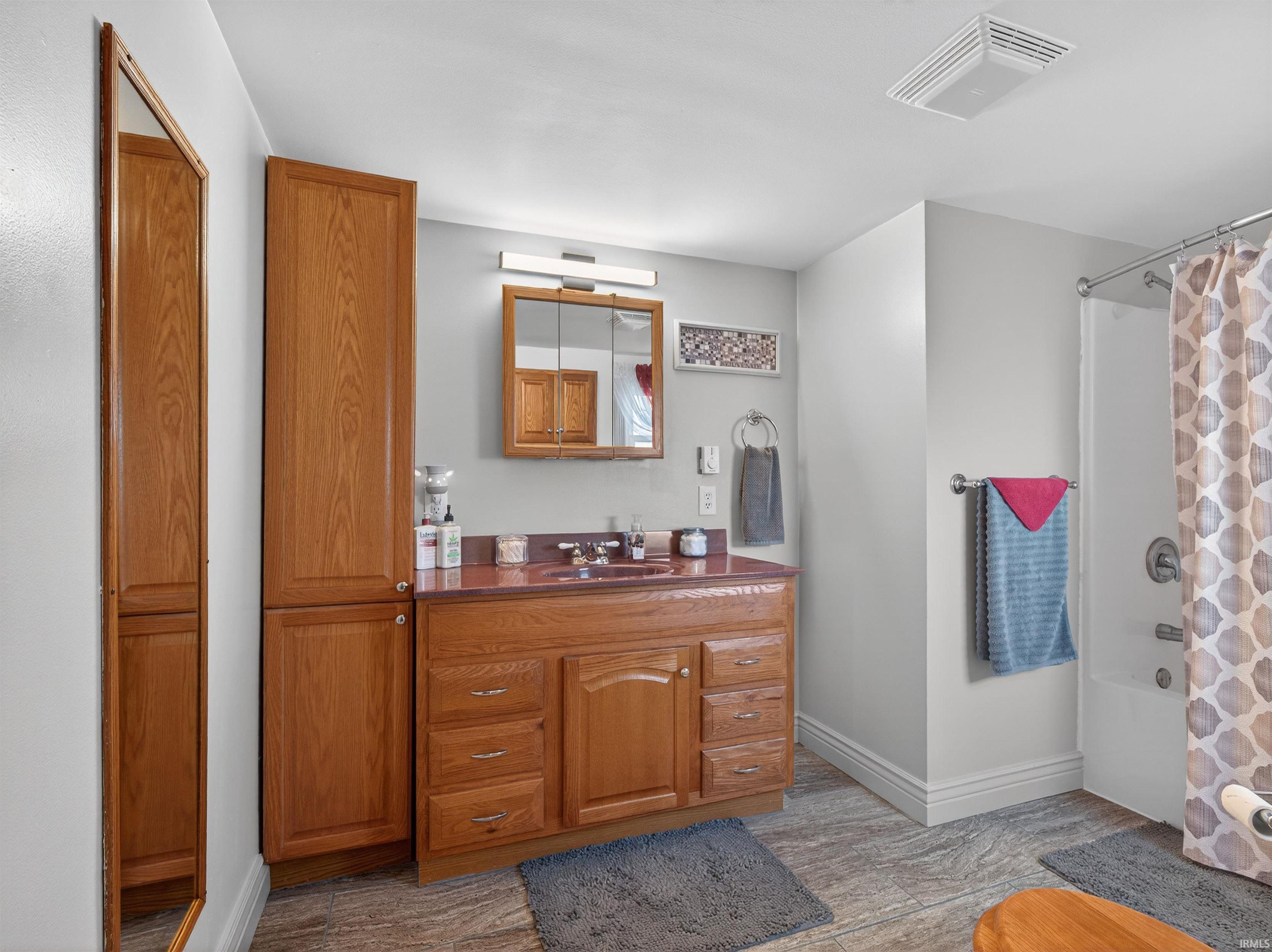 Full bath with vanity and shower / tub combo