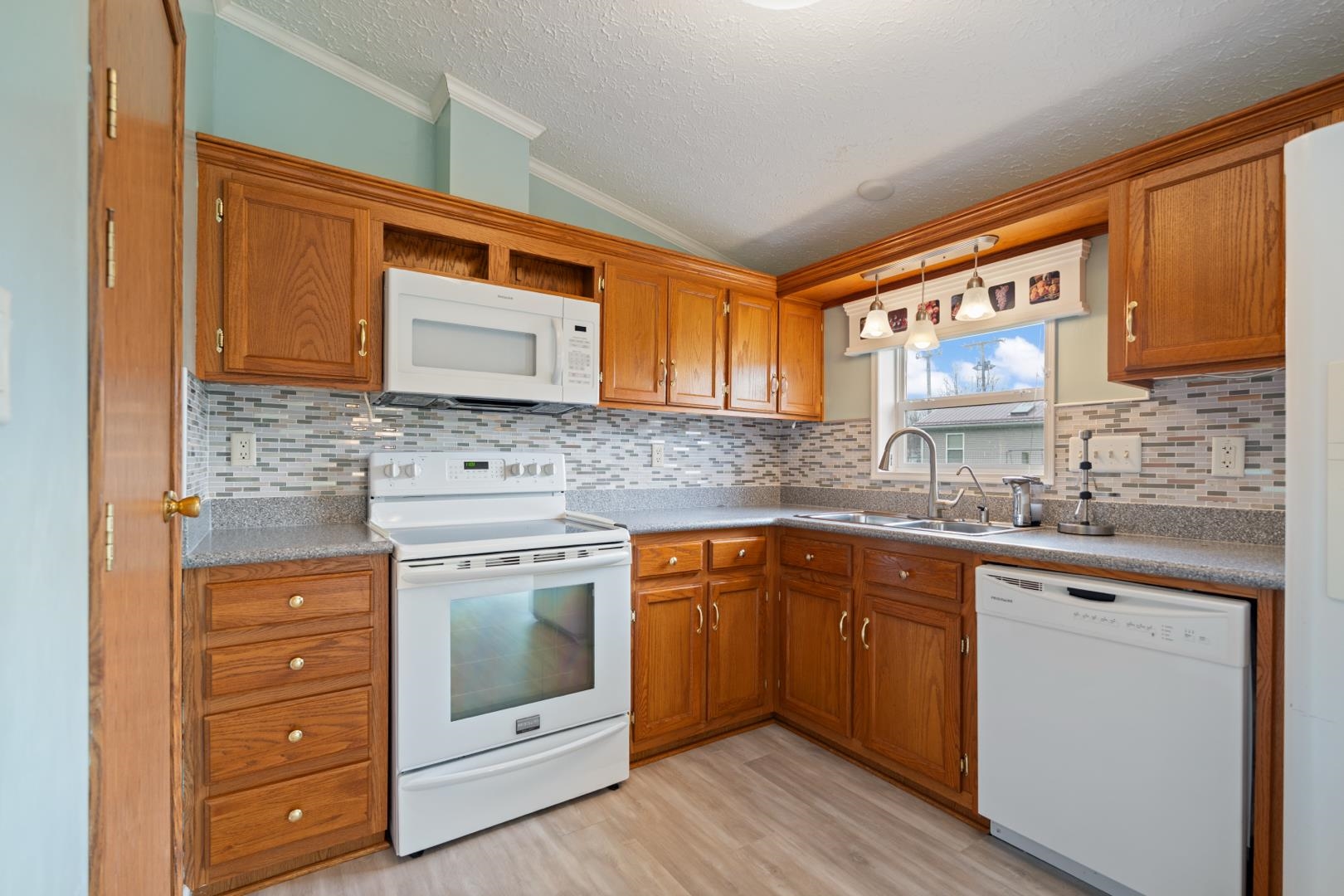 Photo 2 of 511 Midlake Drive