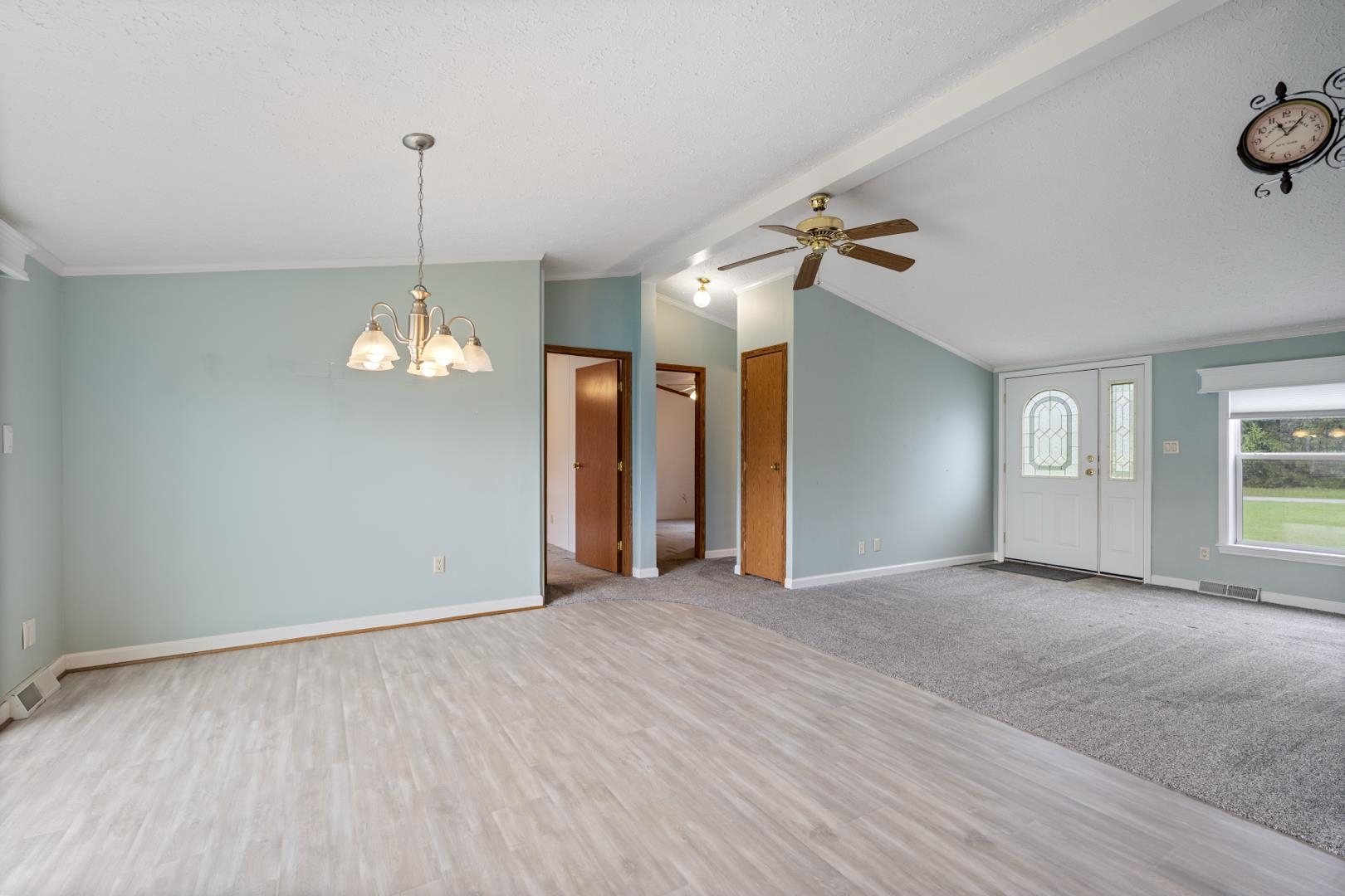 Photo 4 of 511 Midlake Drive