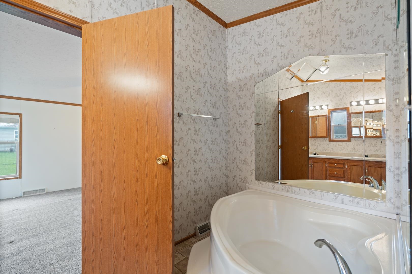 Photo 5 of 511 Midlake Drive