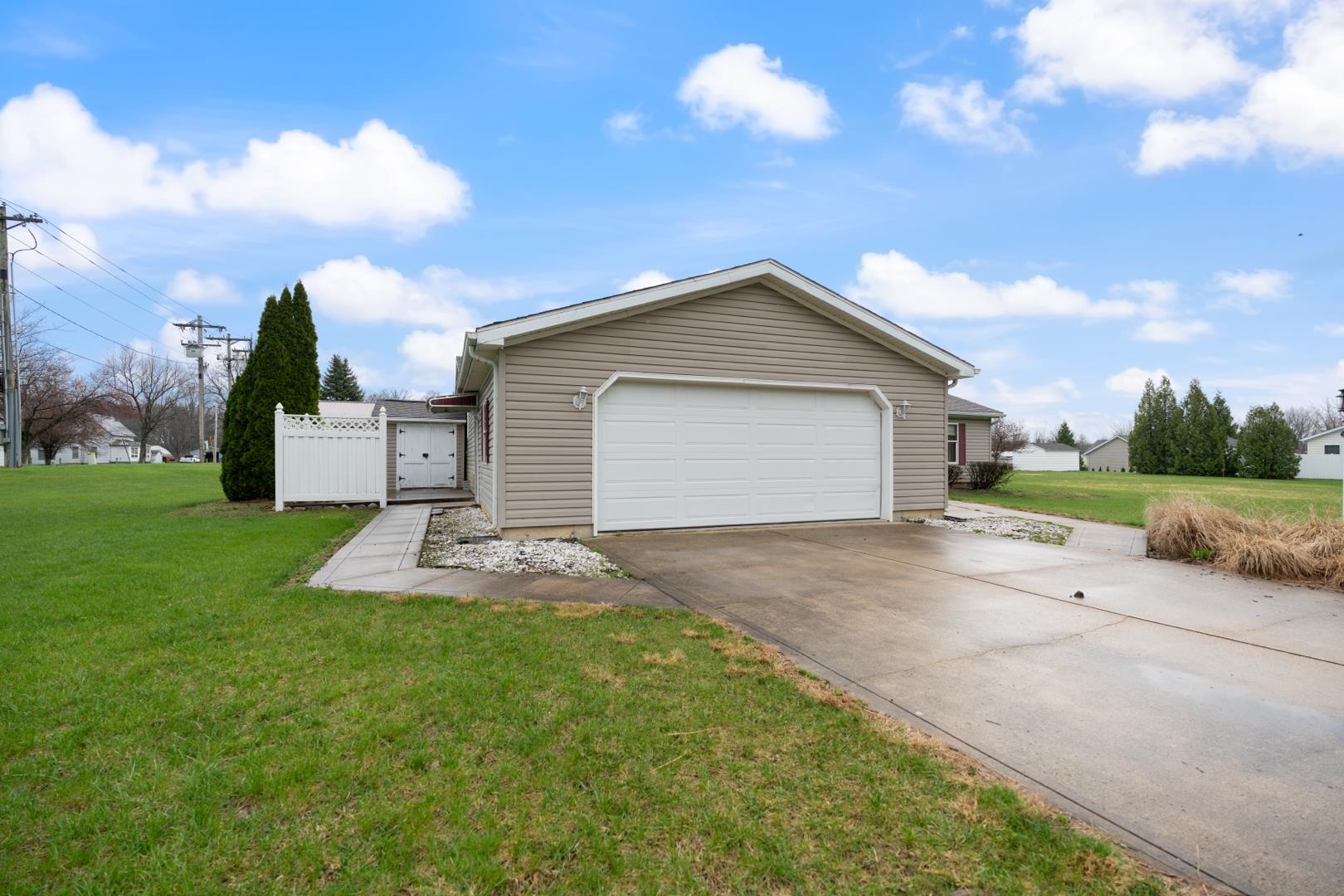 Photo 6 of 511 Midlake Drive