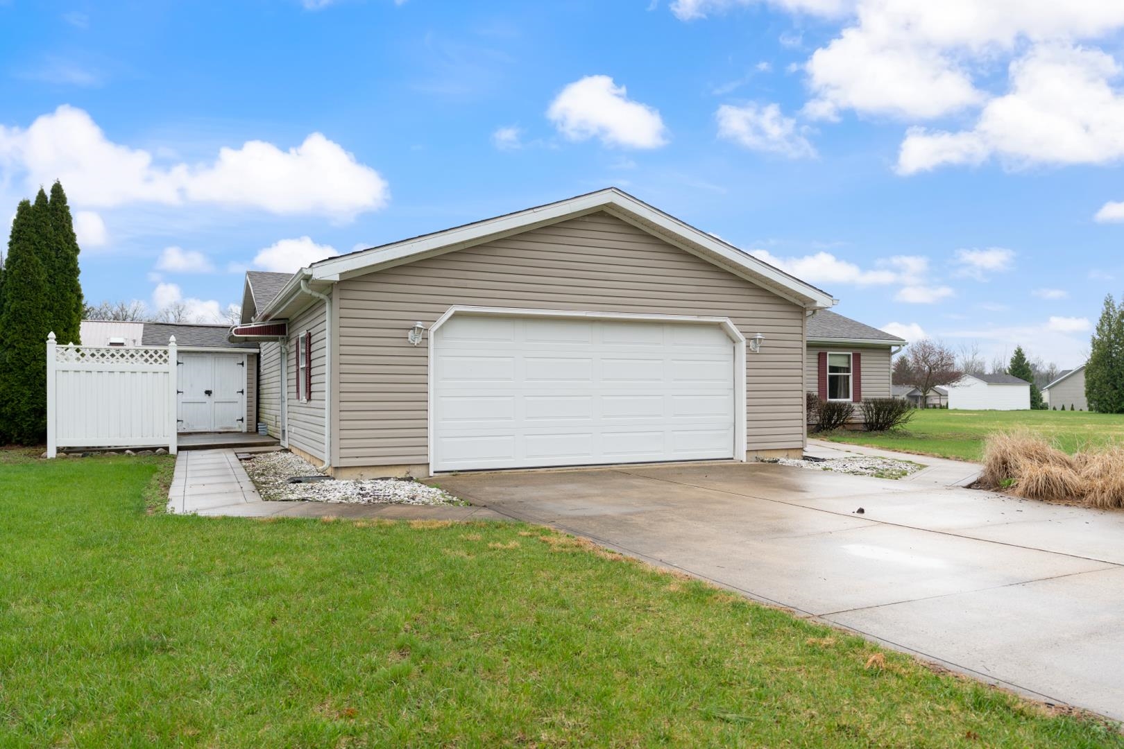 Photo 9 of 511 Midlake Drive