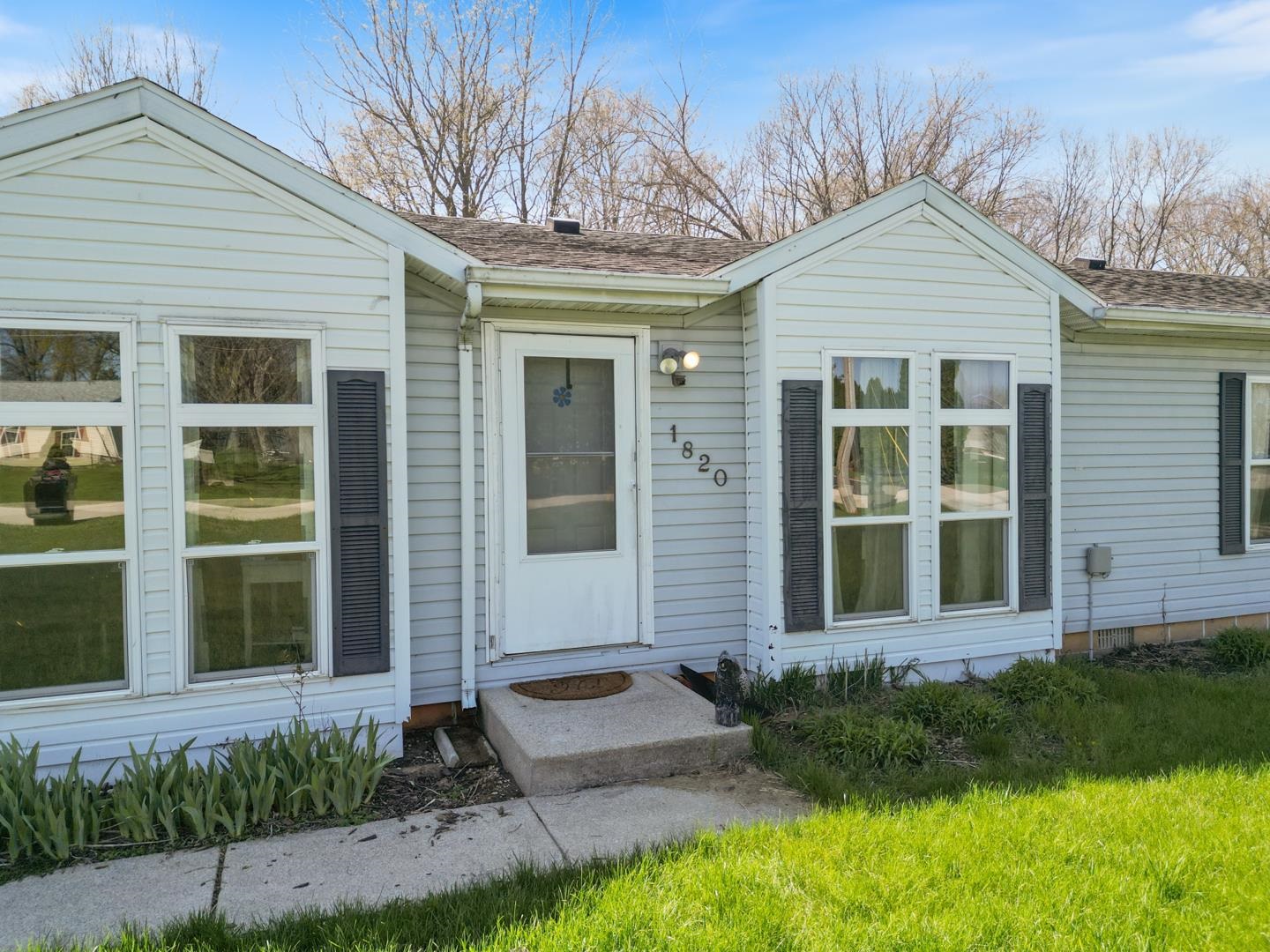 Entrance to property featuring a shingled roof