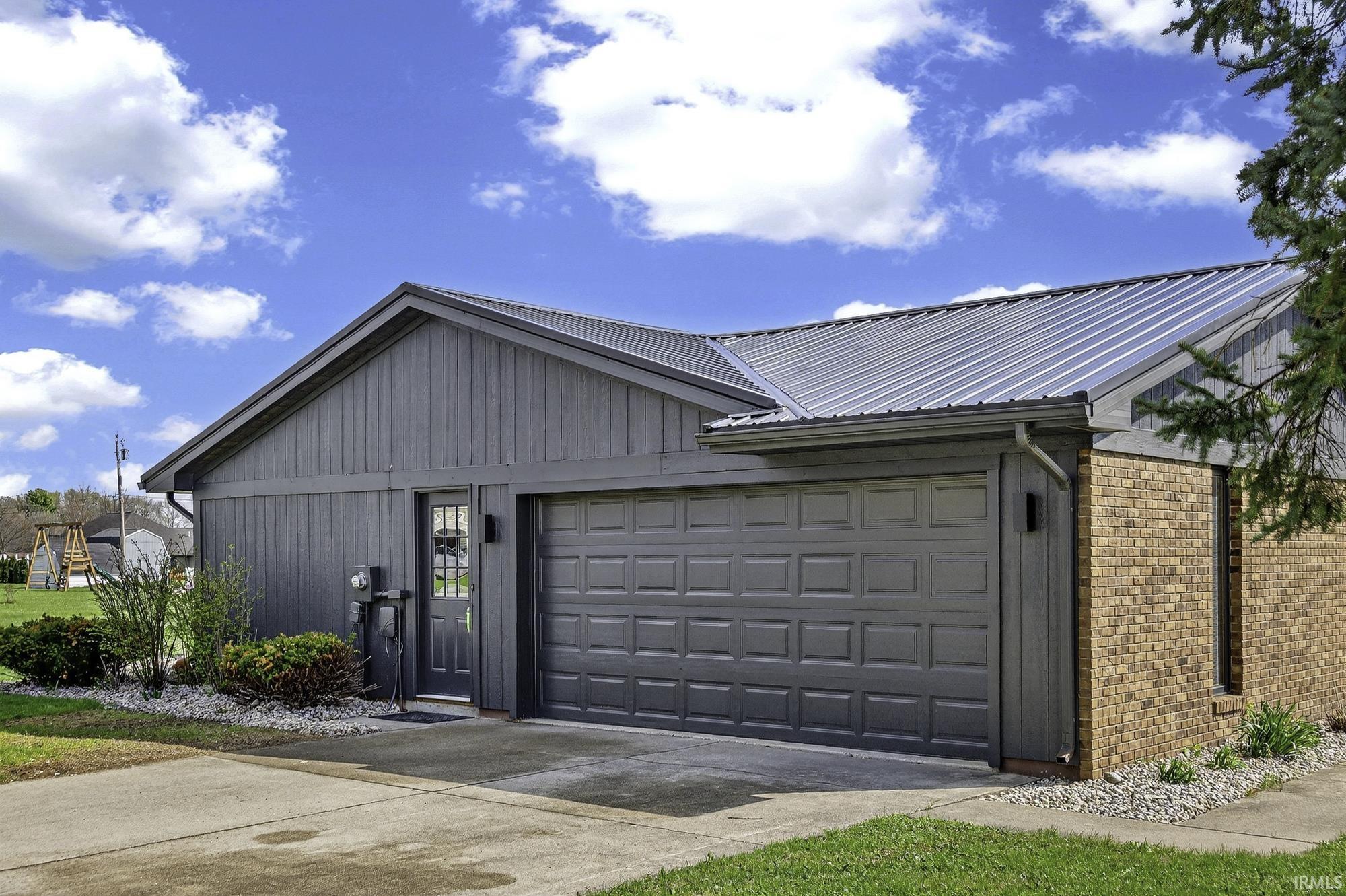 Photo 3 of 1407 Deerbrook Court