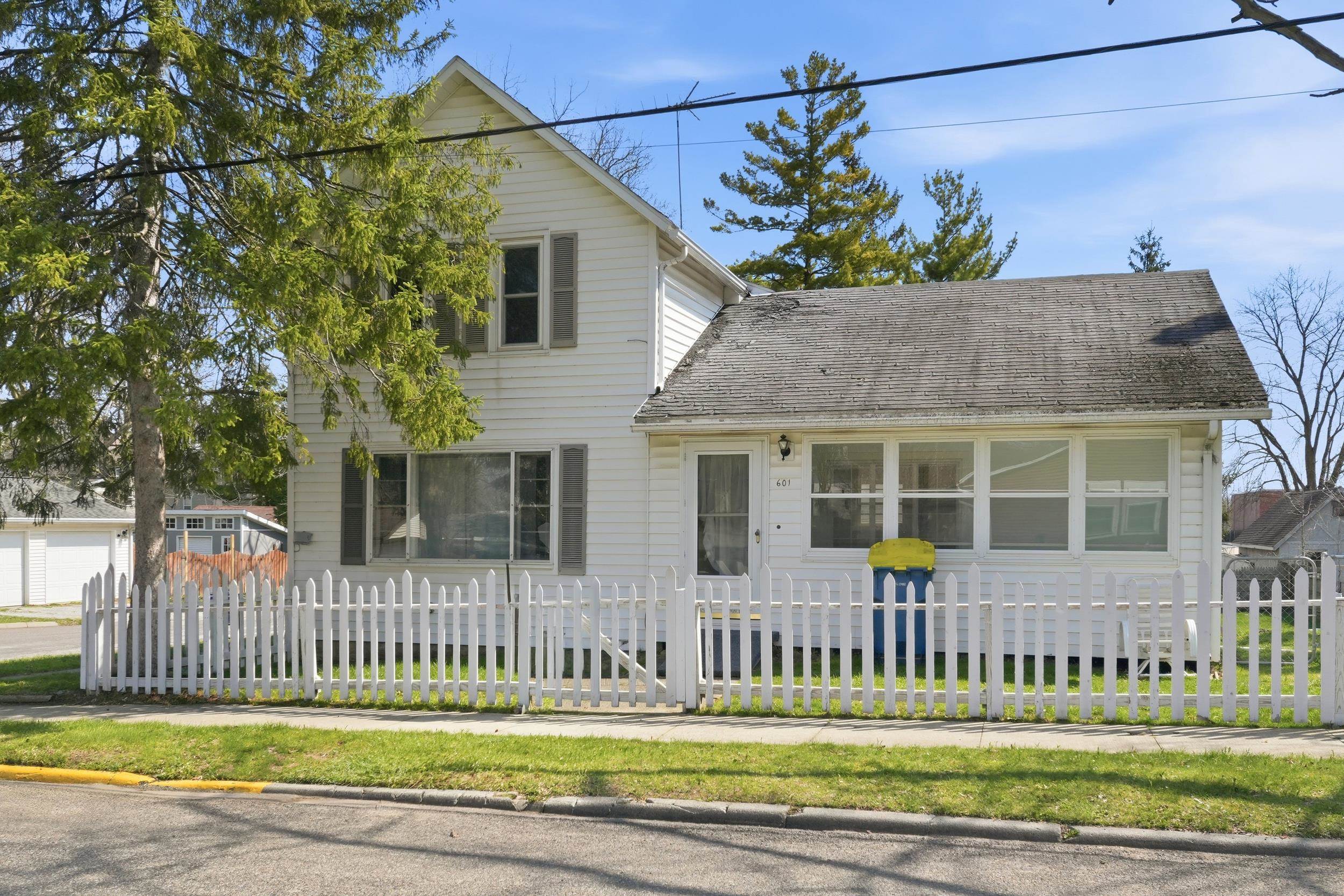 Photo 2 of 601 S Martha Street
