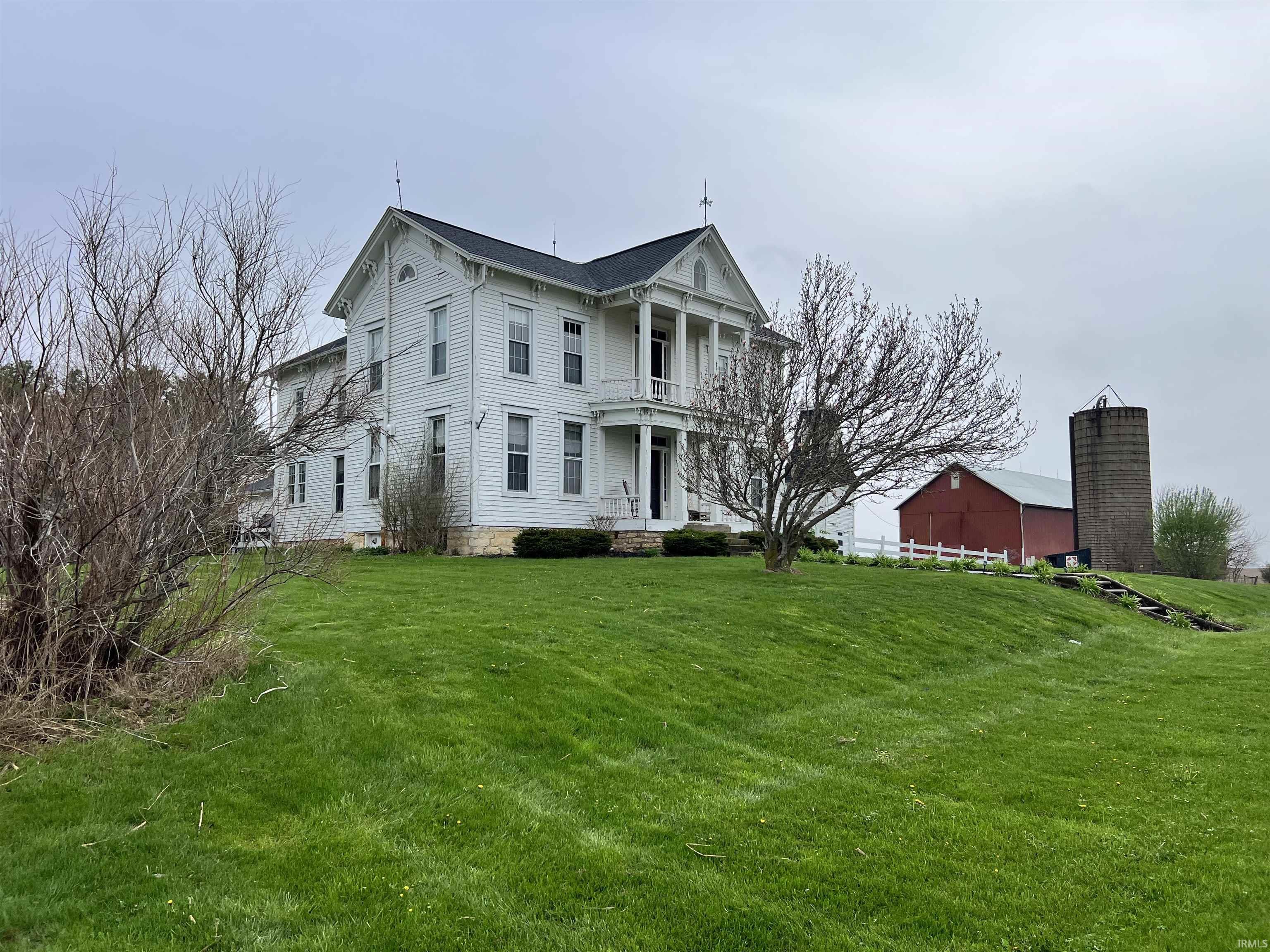 View of front facade featuring a front lawn