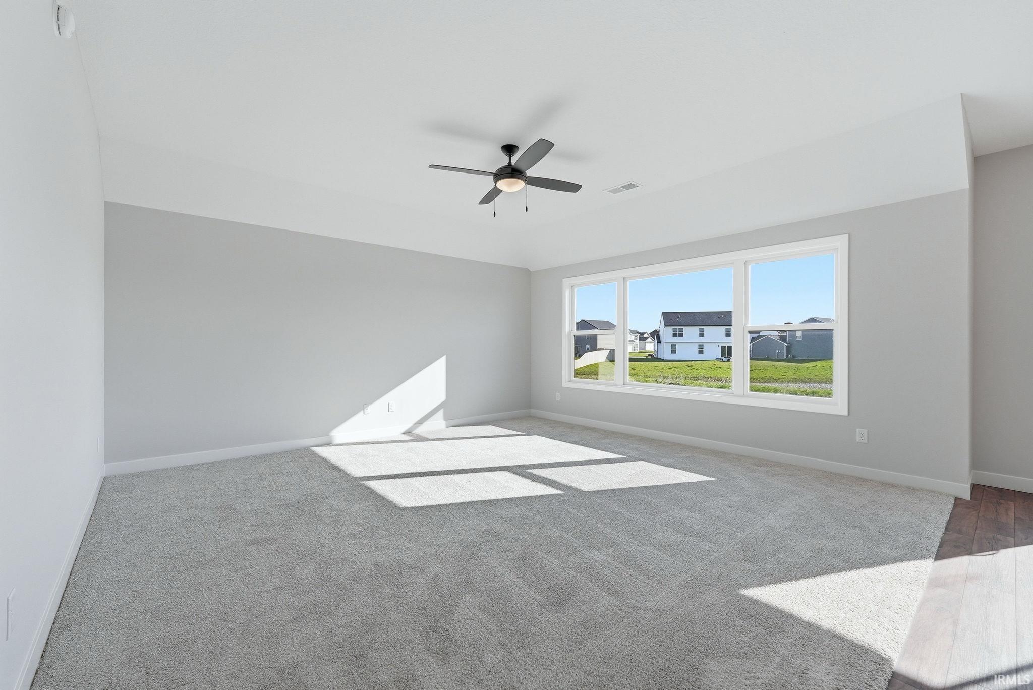 Unfurnished room with carpet and a ceiling fan