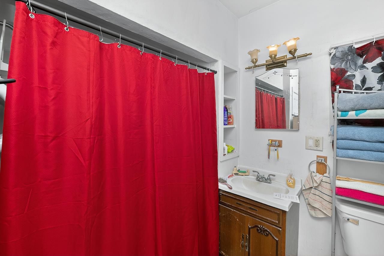 Photo 10 of 709 Emerson Street