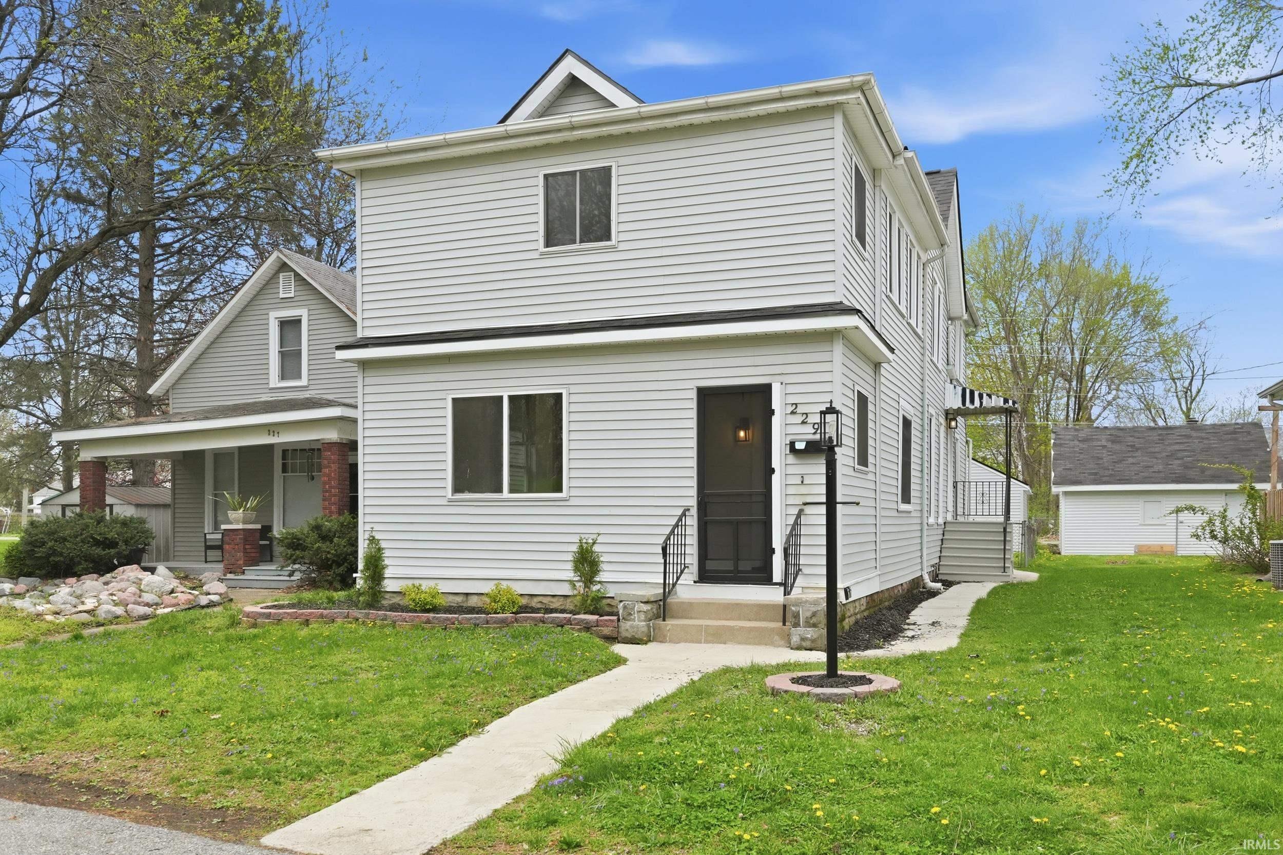 View of front of house featuring a front yard