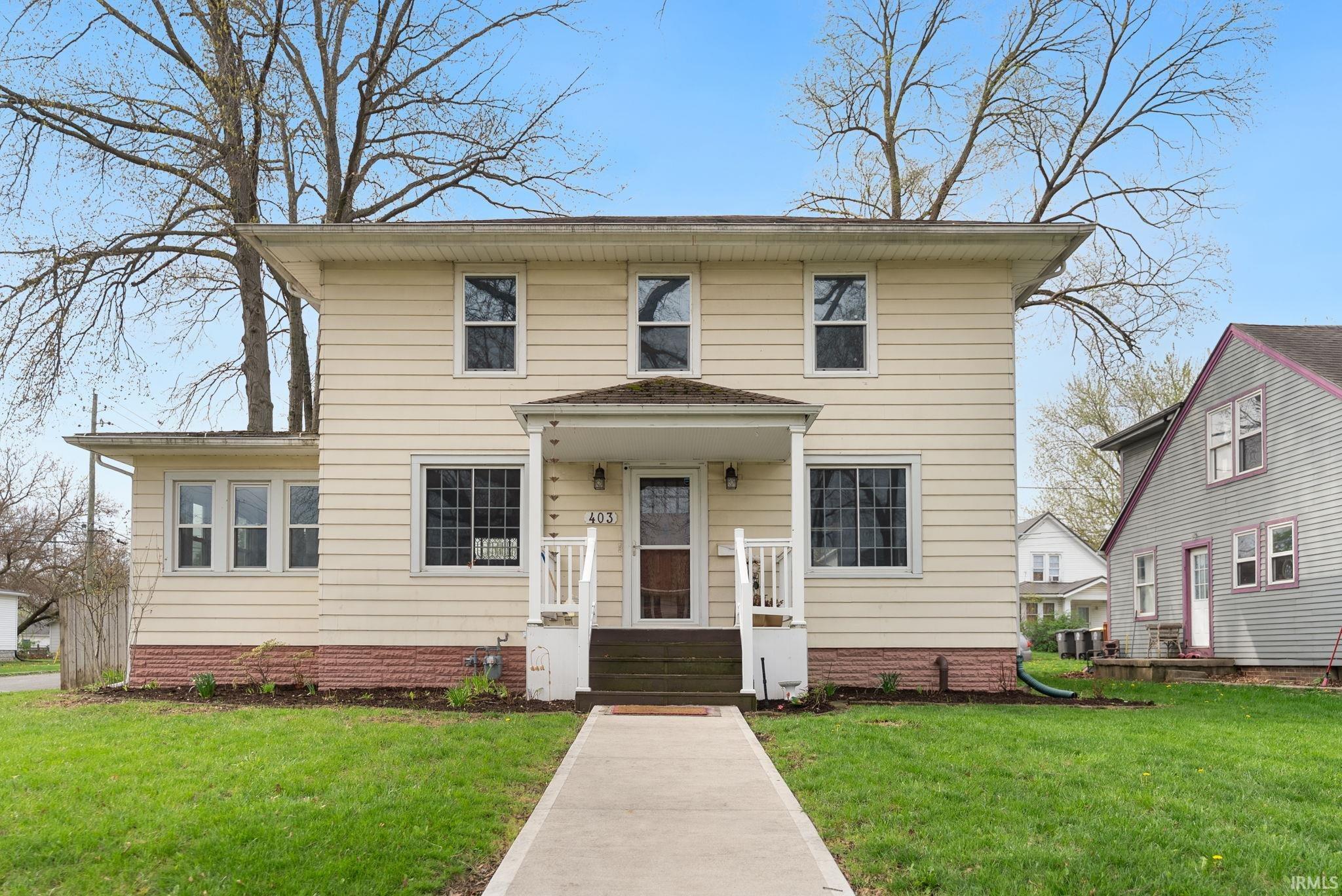 View of front of home featuring a front lawn