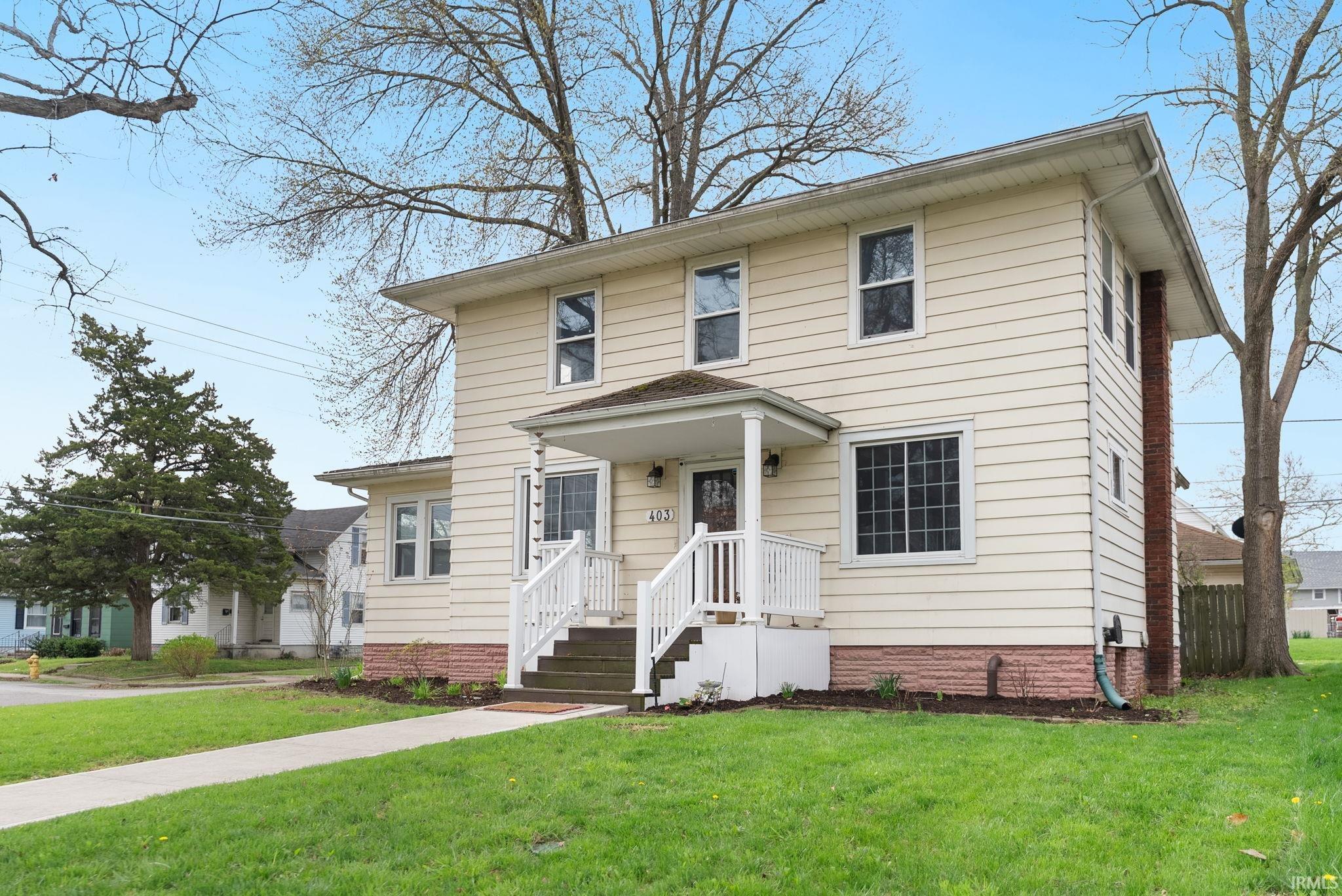 View of front facade featuring a front lawn
