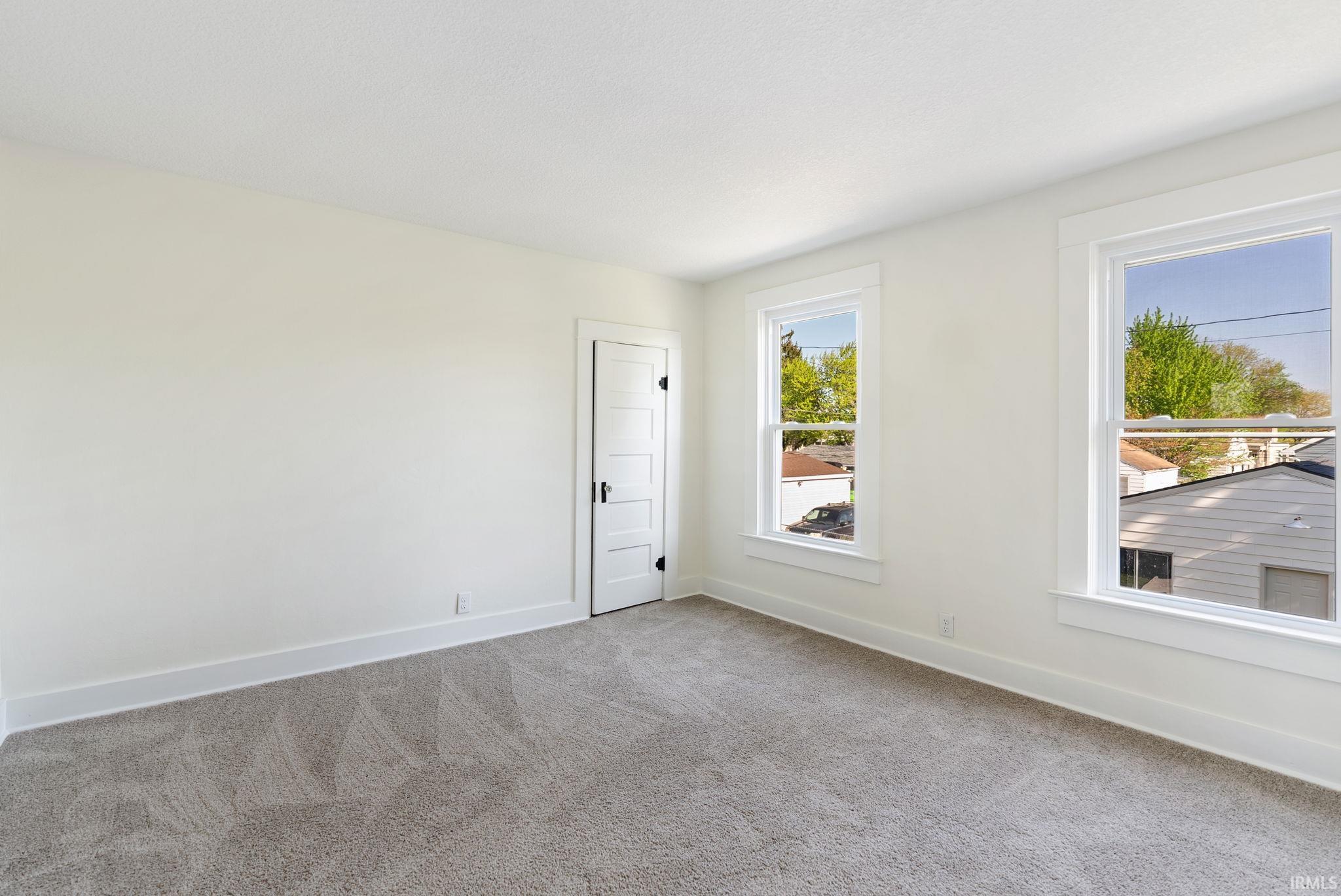 Neutral wall tones with gray patterned carpet